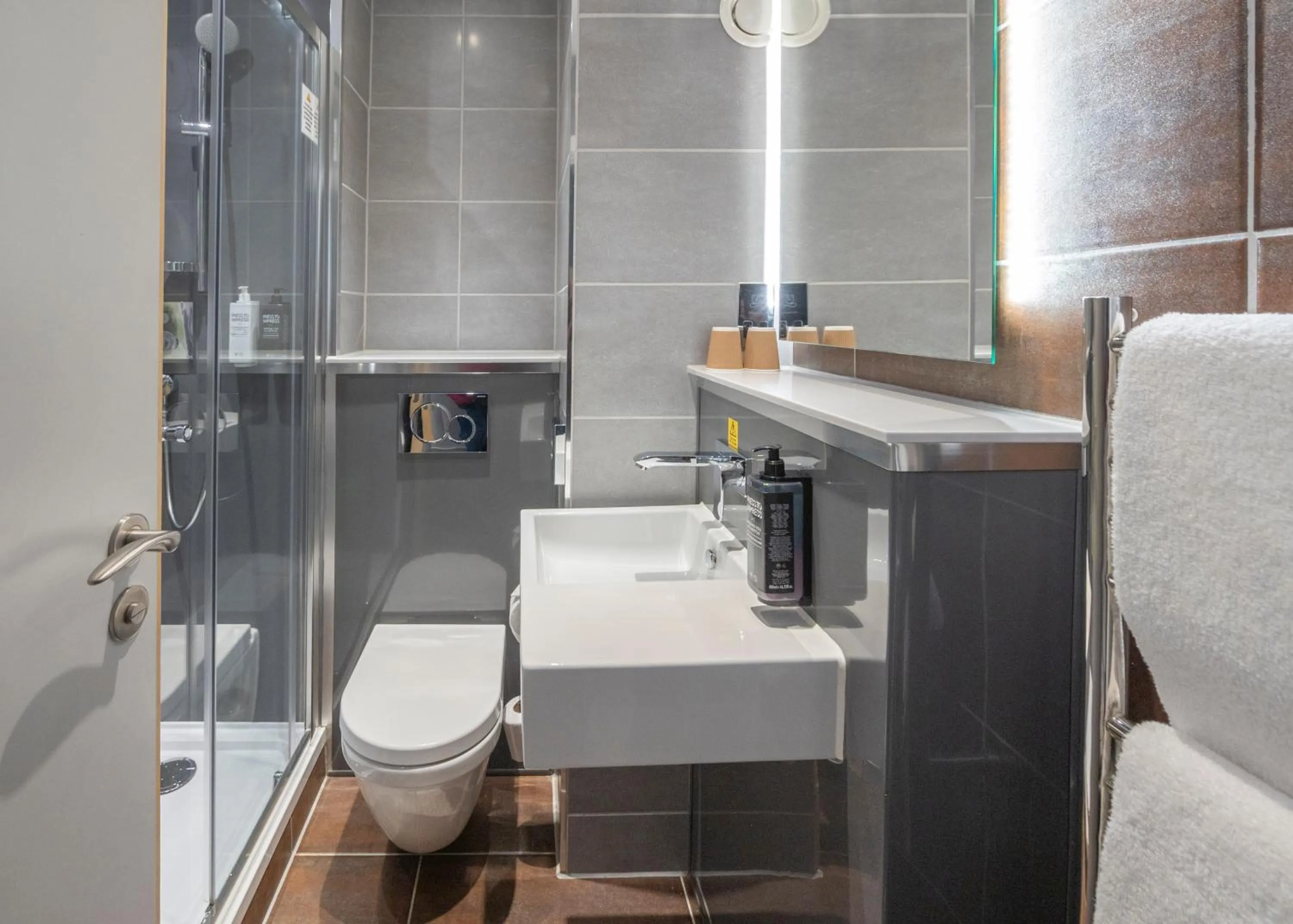 Shower in ibis Styles Leeds City Centre Arena