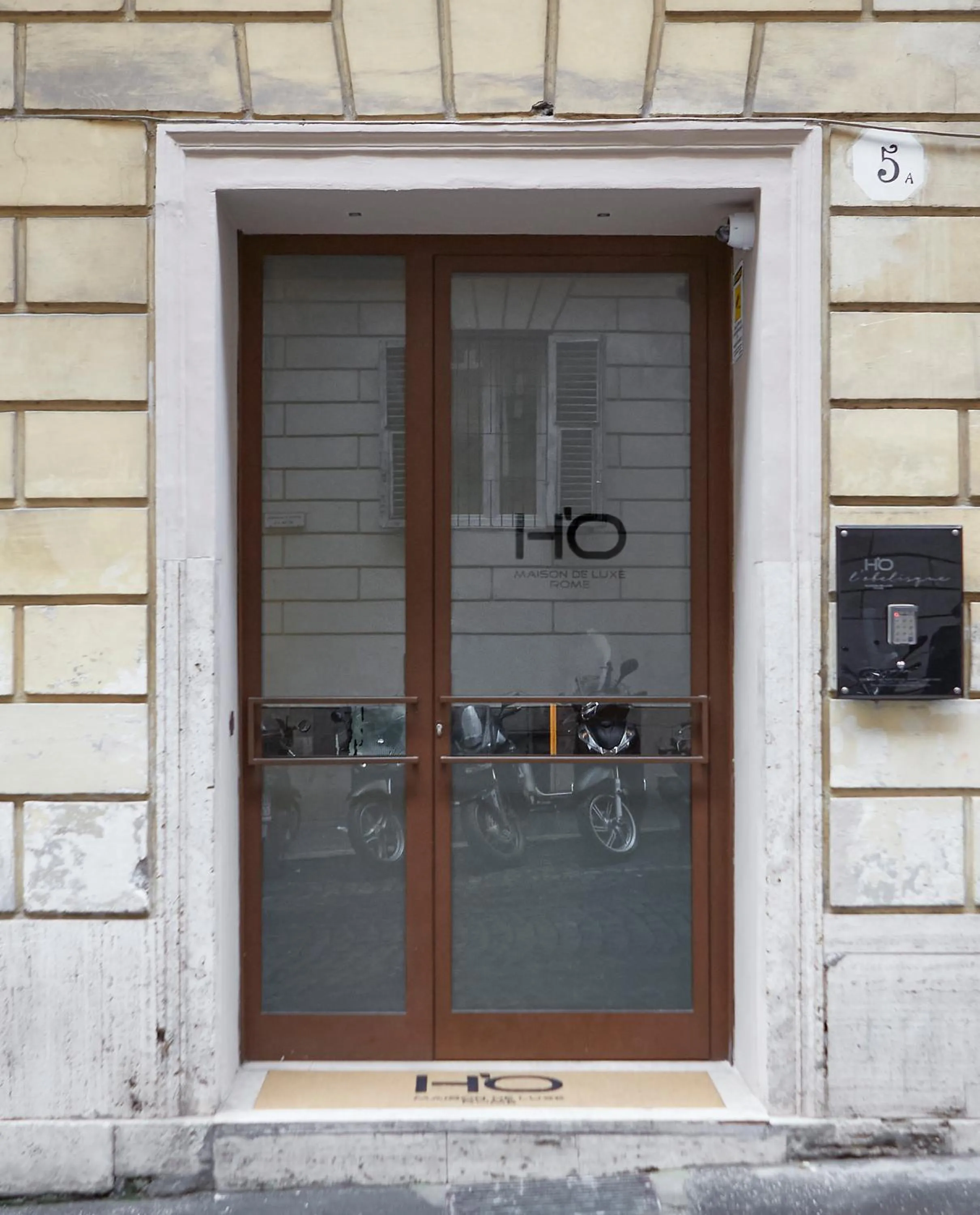 Property building in L'obelisque maison de luxe