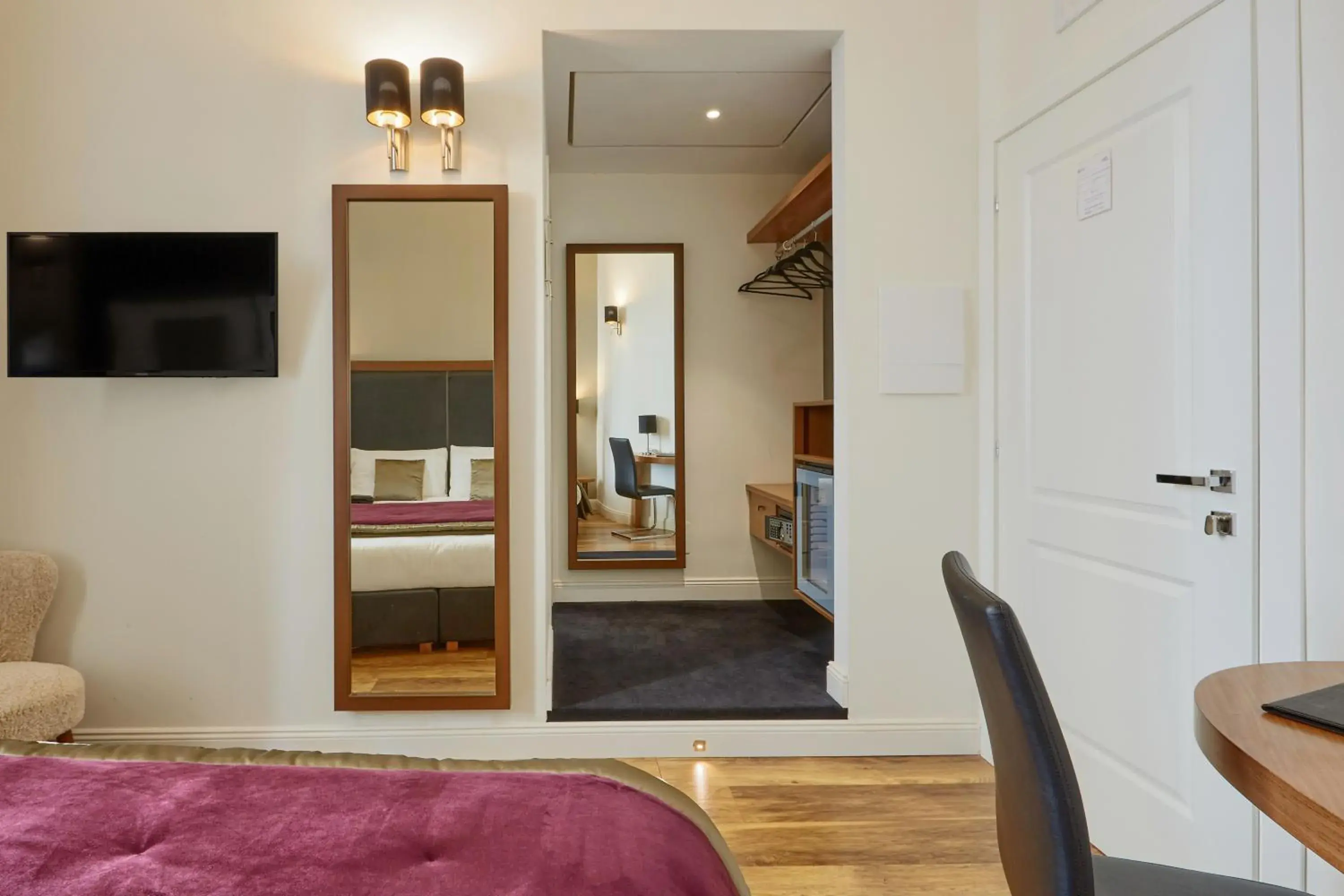 TV and multimedia, Bed in L'obelisque maison de luxe TV and multimedia, Bed in L'obelisque maison de luxe