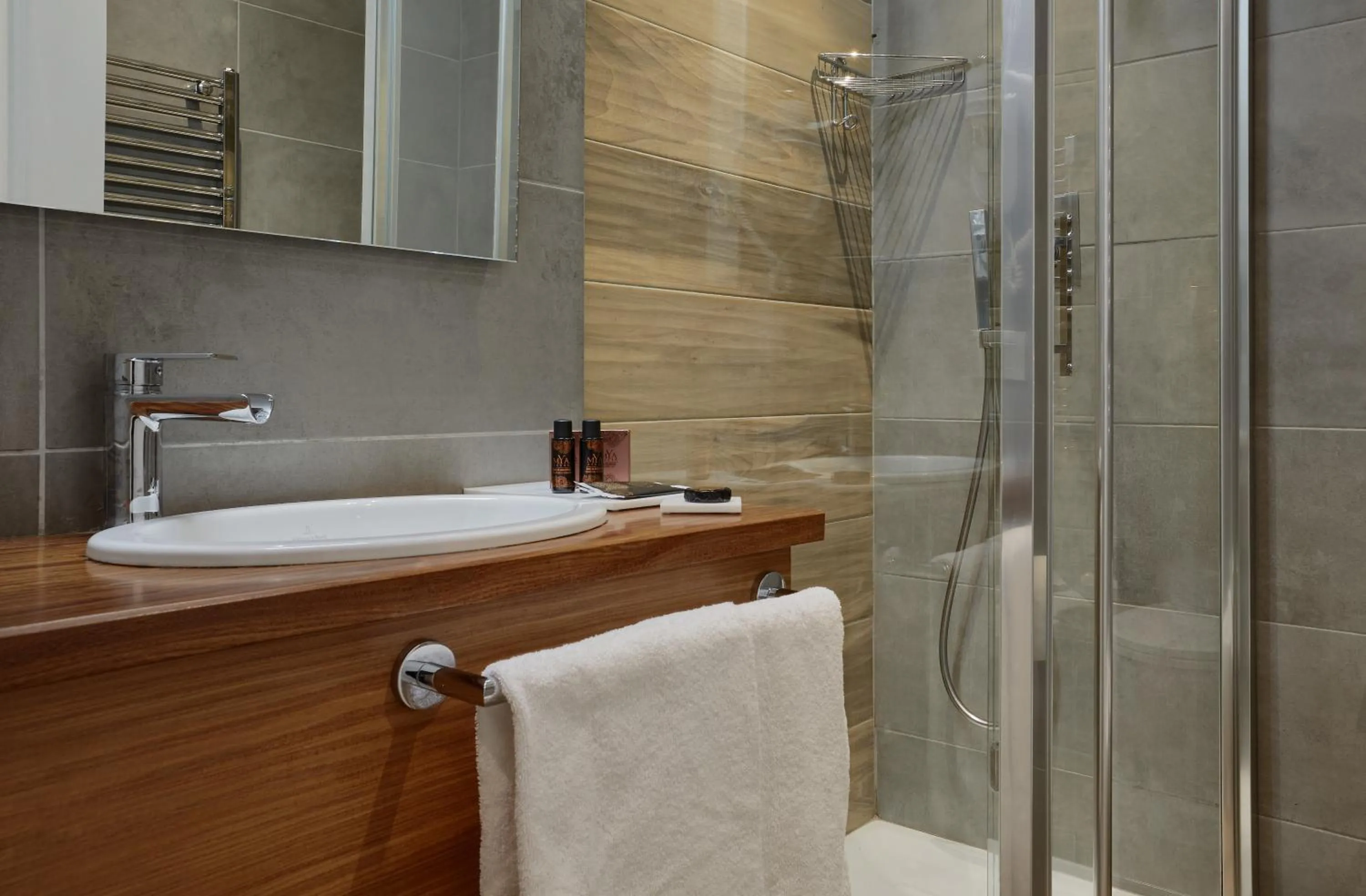 Shower in L'obelisque maison de luxe