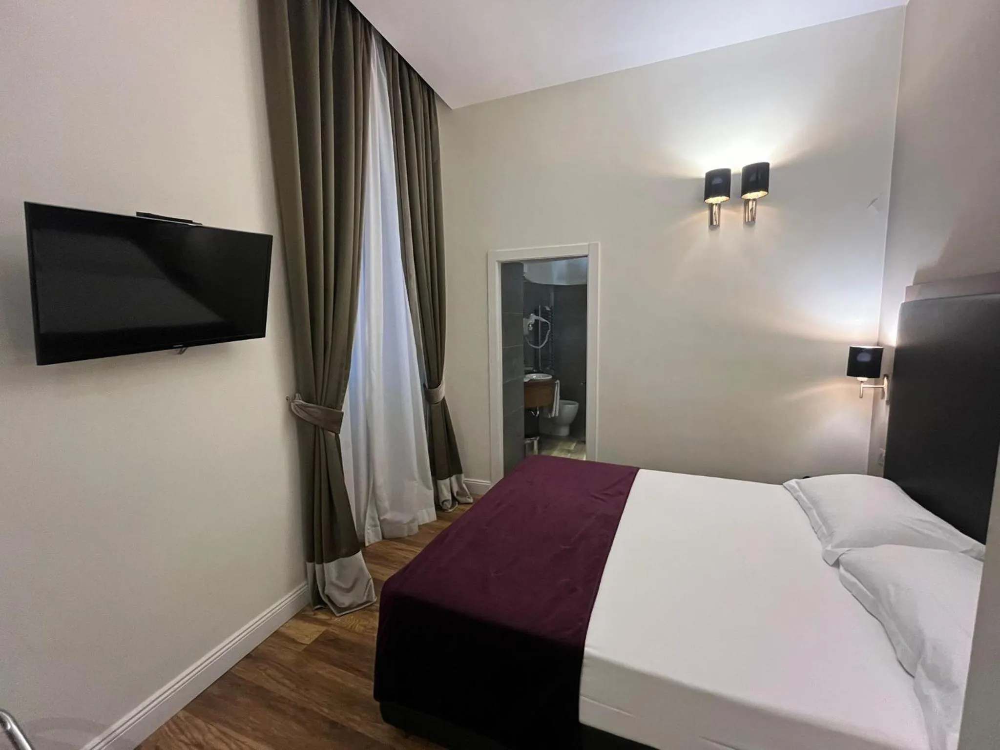 Photo of the whole room, Bed in L'obelisque maison de luxe