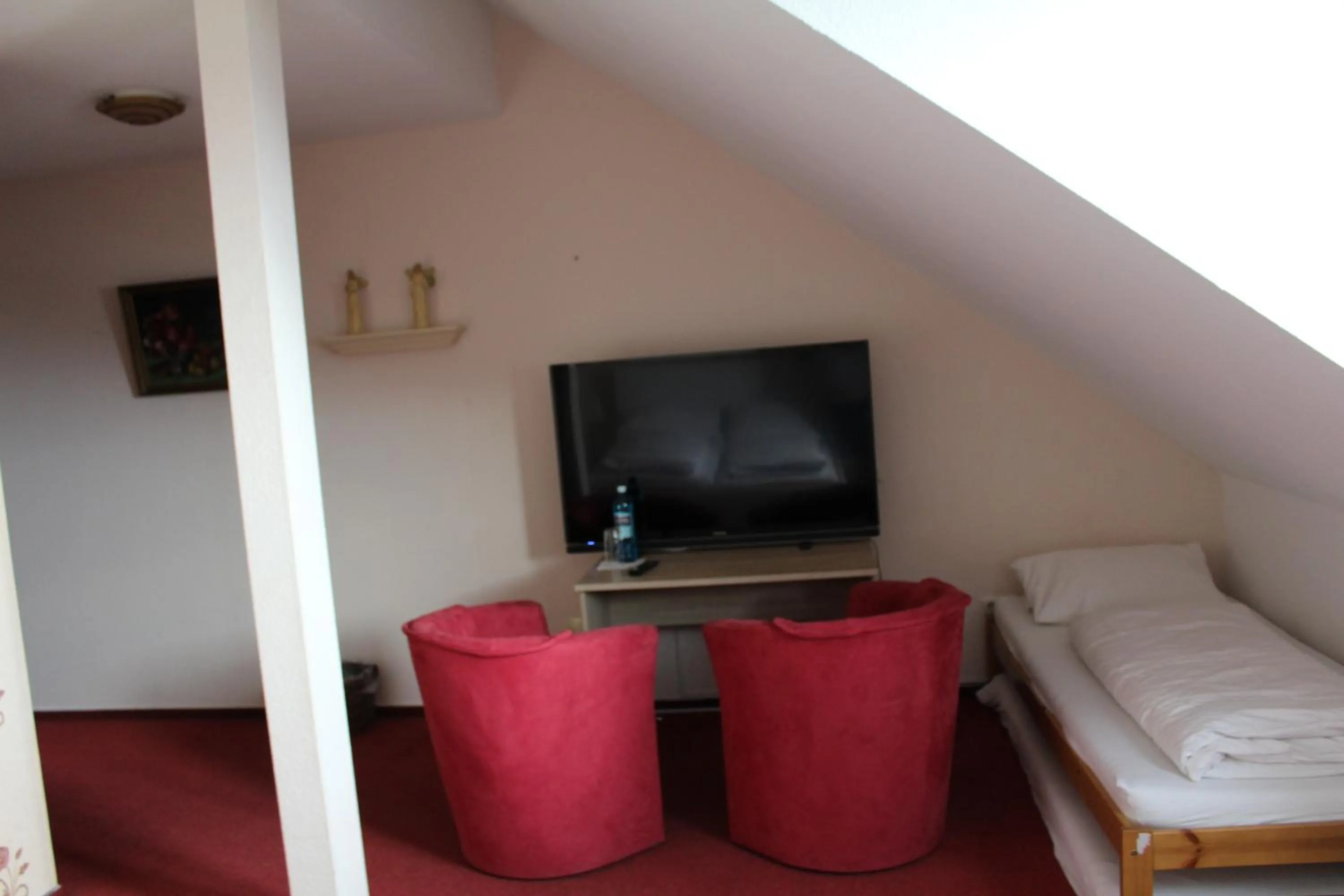 Communal lounge/ TV room, Bed in Hotel Gardenia