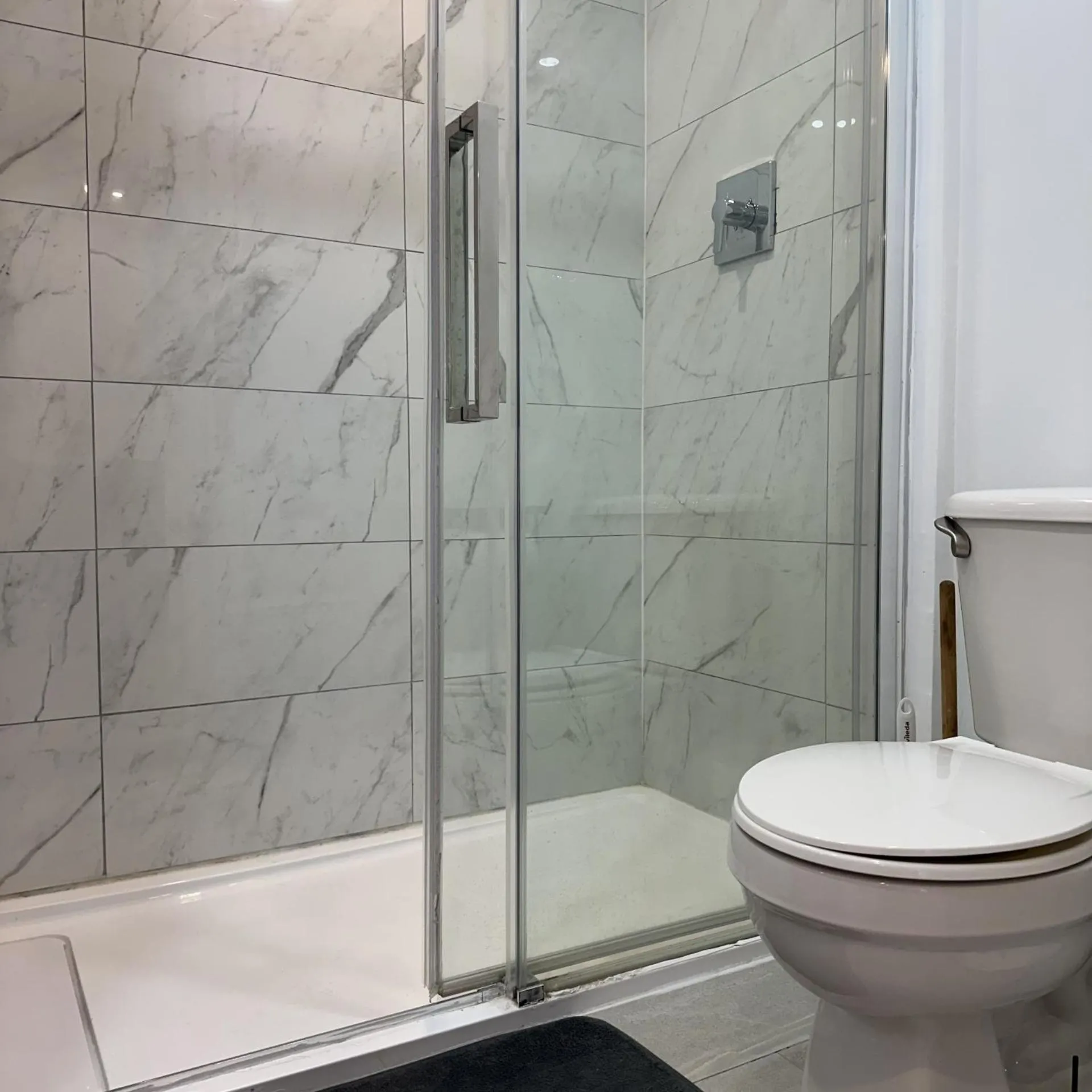 Shower in Hotel Mini Inc