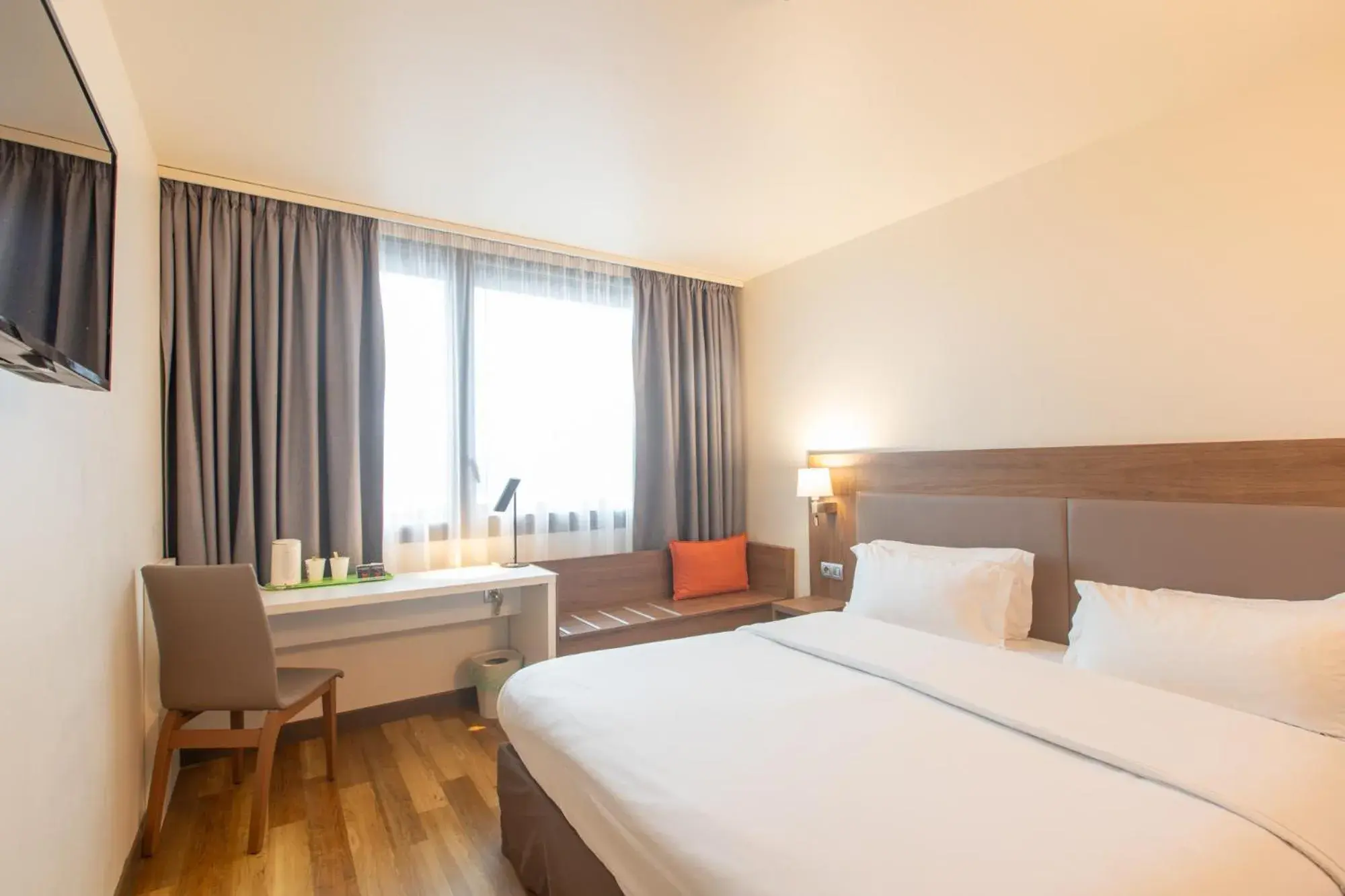 Bedroom, Bed in Campanile PRIME - Metz Centre Gare Bedroom, Bed in Campanile PRIME - Metz Centre Gare