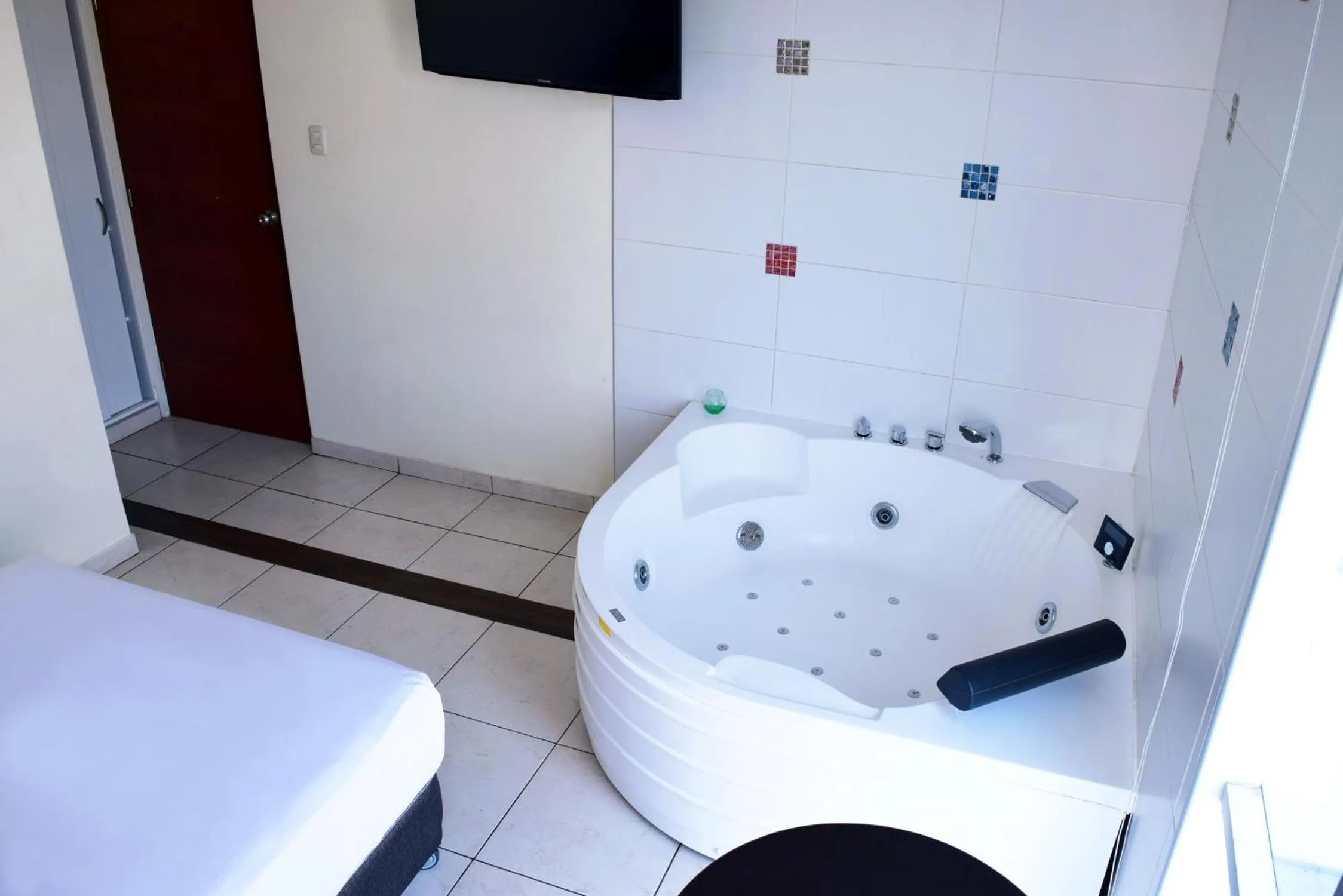 Hot Tub, Bed in Hotel Colors Canada