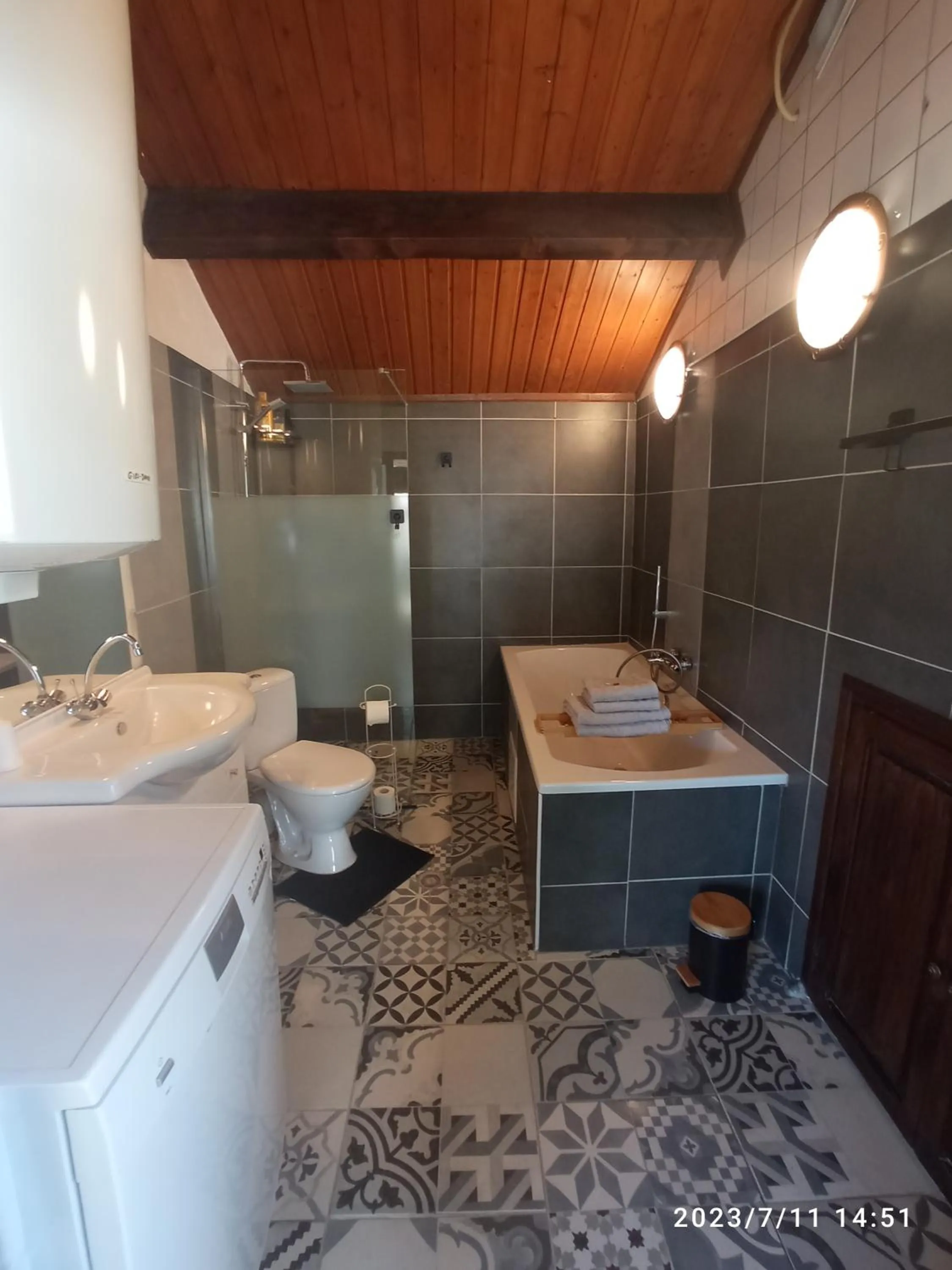 Bathroom in Dependance du Moulin Galuzot