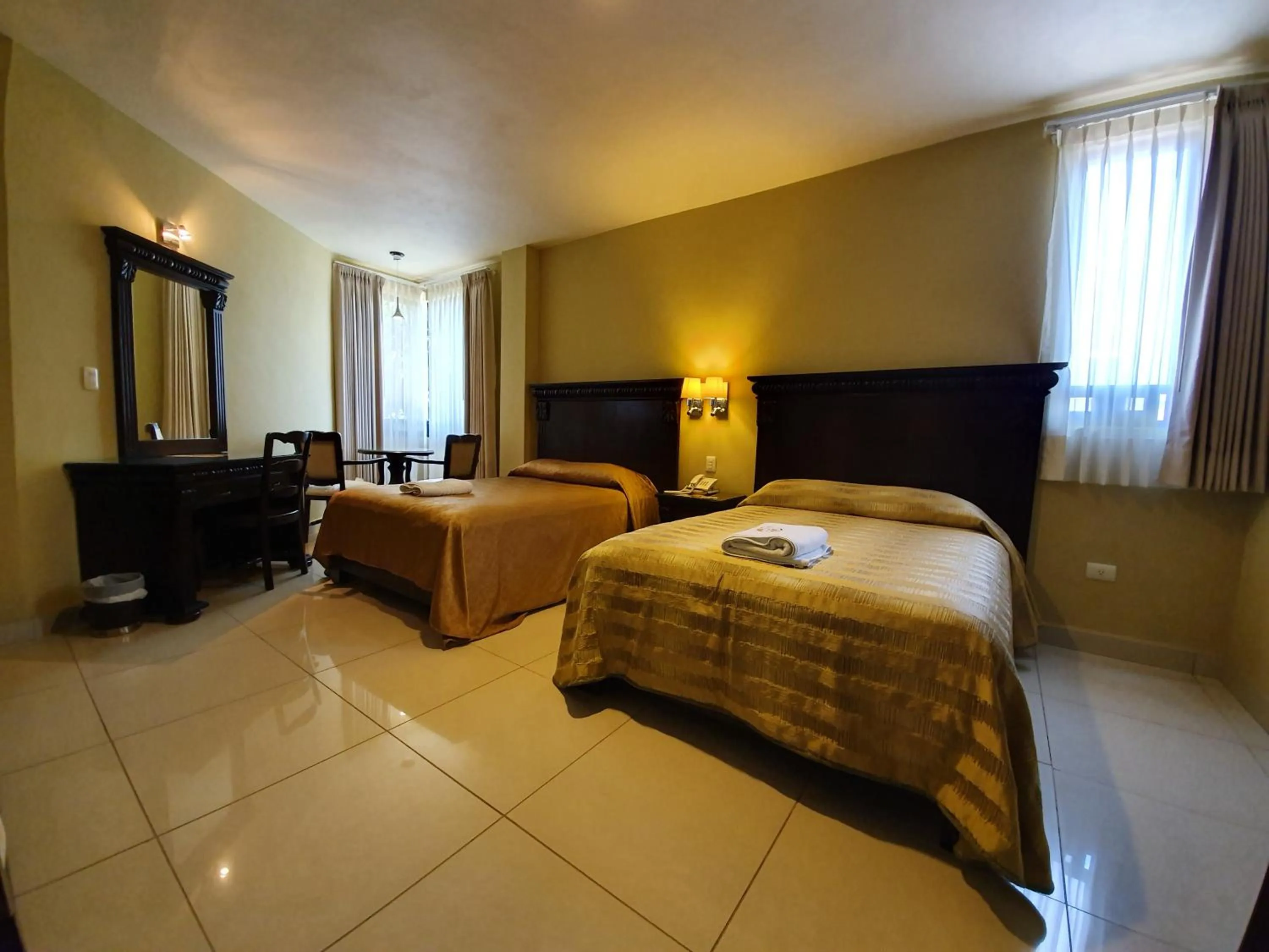 Photo of the whole room, Bed in Hotel San Francisco