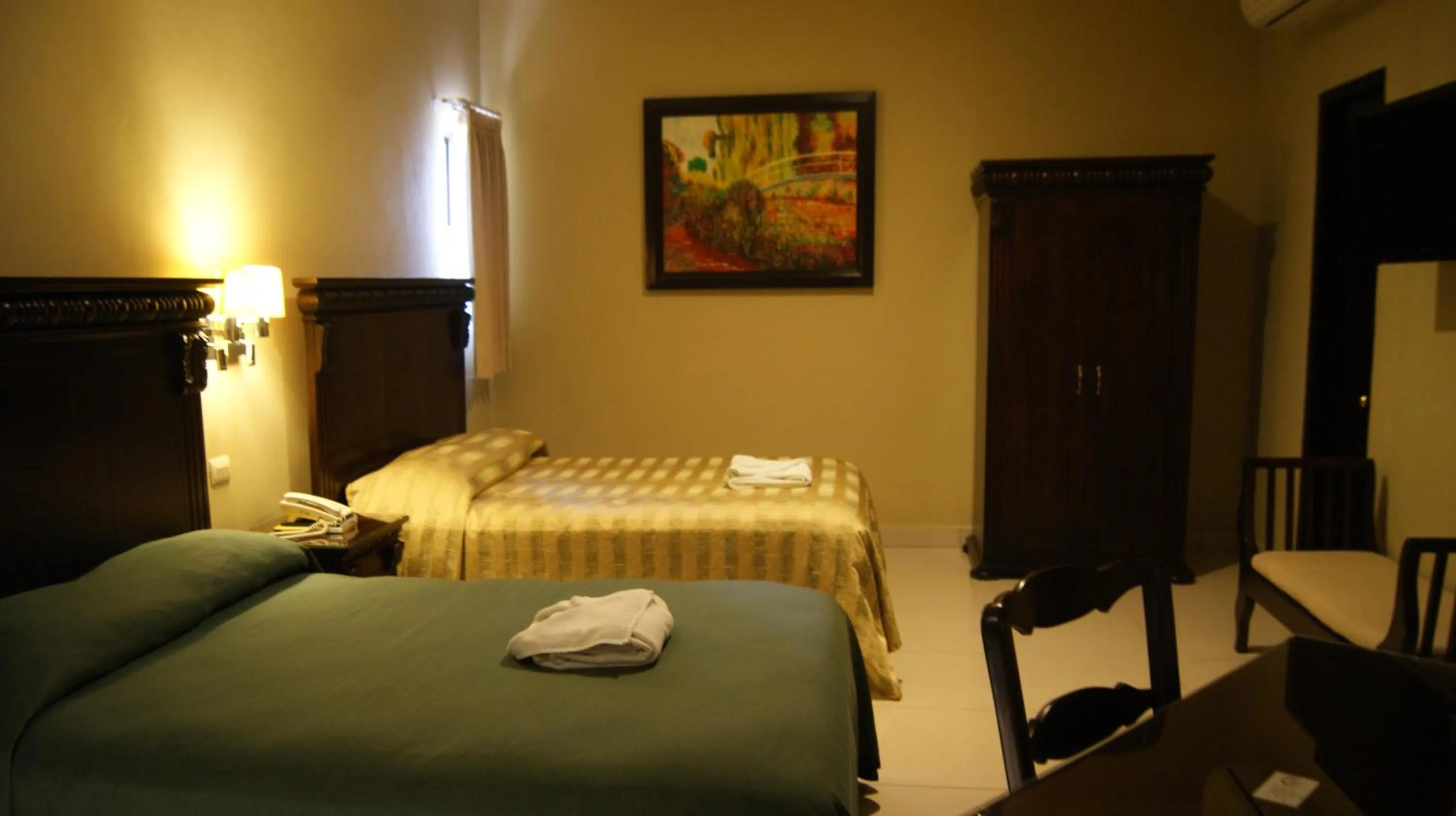 Photo of the whole room, Bed in Hotel San Francisco