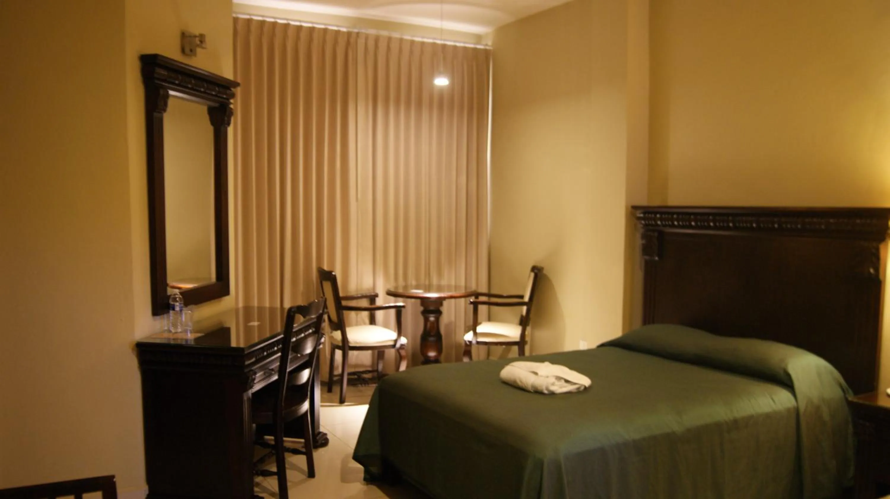 Photo of the whole room, Bed in Hotel San Francisco