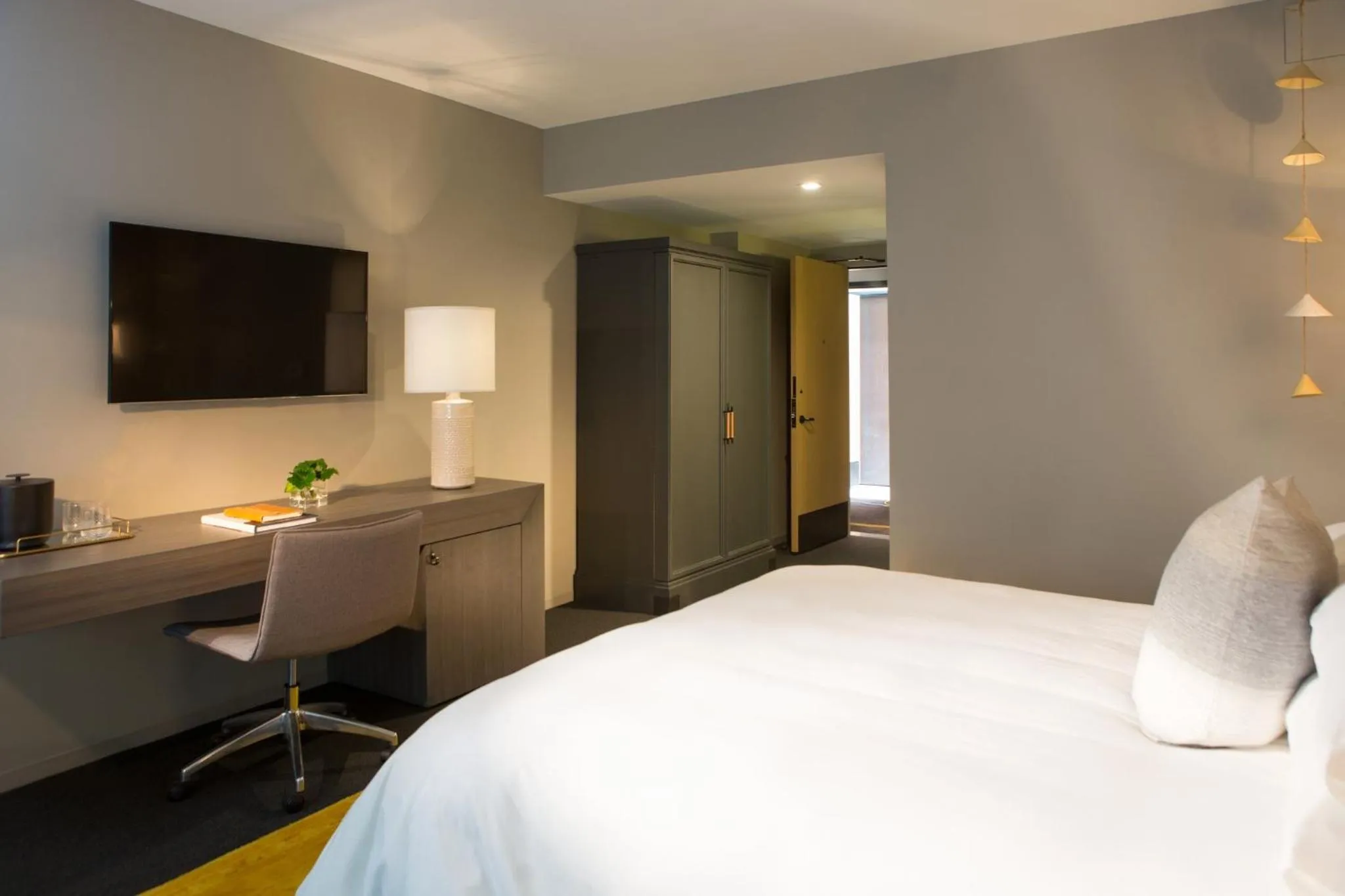 Photo of the whole room, Bed in Kimpton Everly Hotel Hollywood by IHG