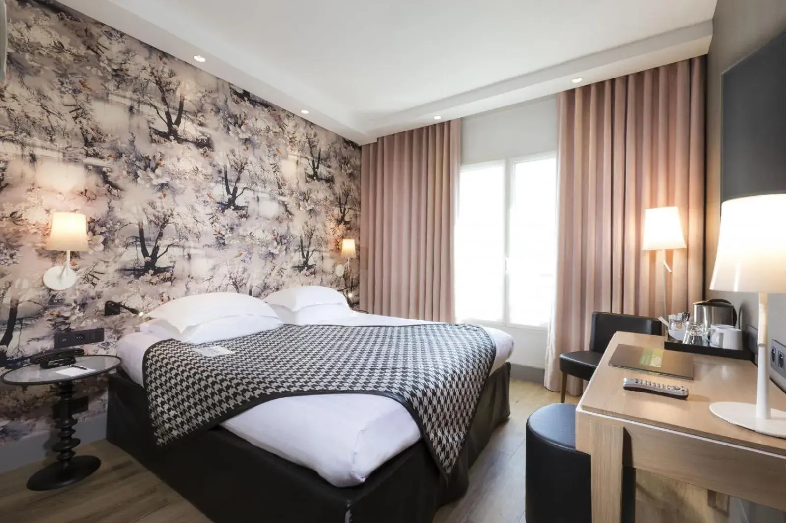 Bed in Hotel Acanthe - Boulogne Billancourt Bed in Hotel Acanthe - Boulogne Billancourt