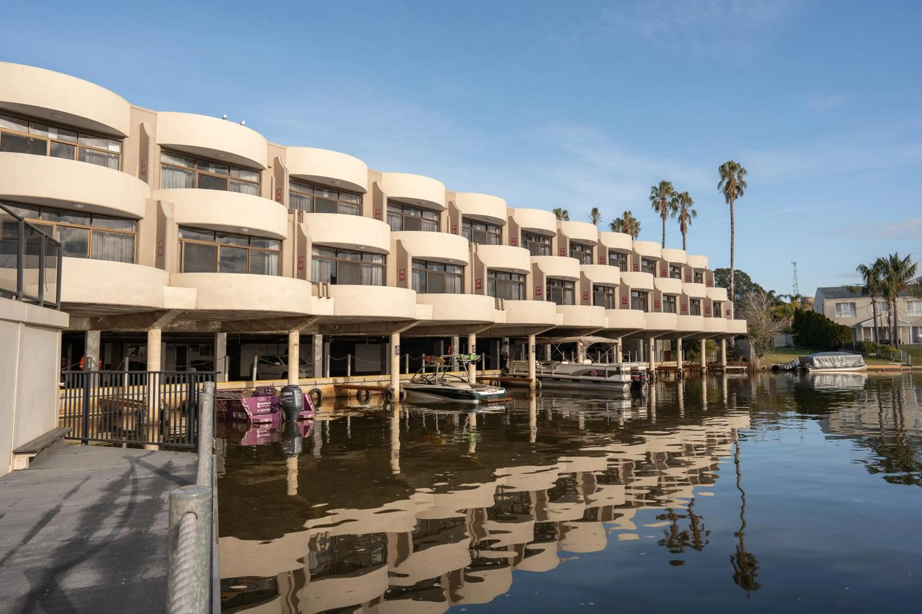 Property building in Lake Mulwala Boatel