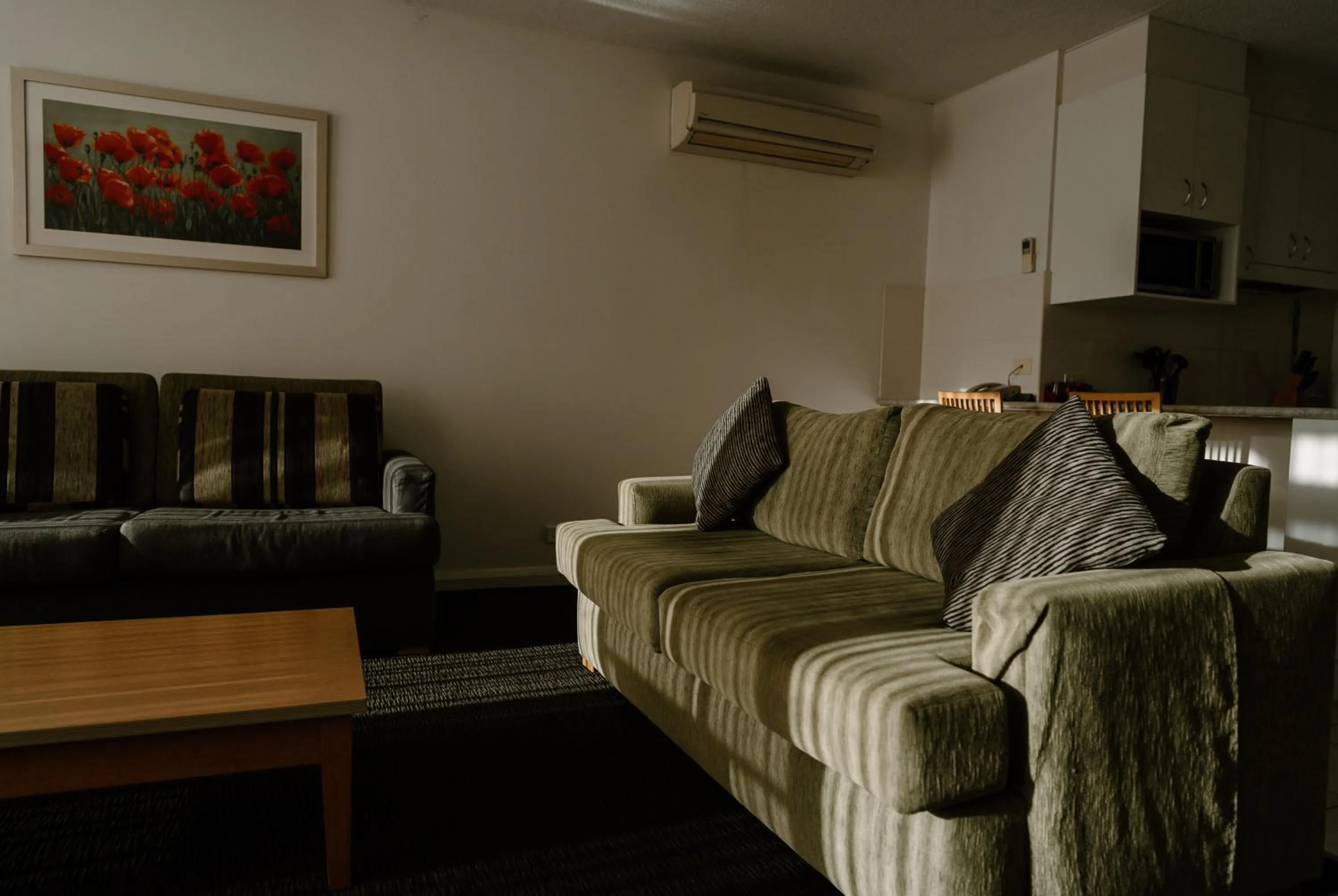 Seating area in Lake Mulwala Boatel