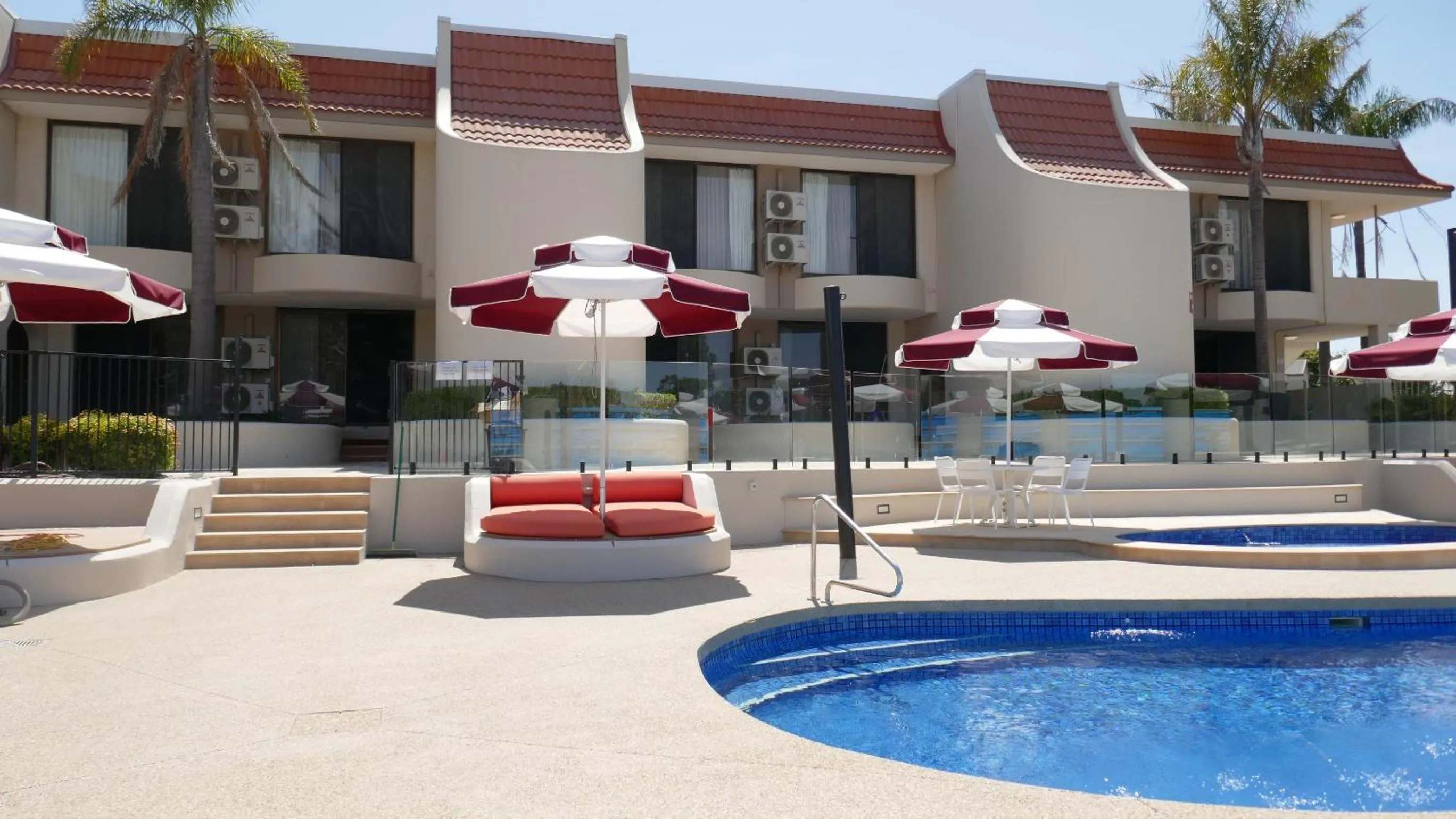Swimming pool in Lake Mulwala Boatel