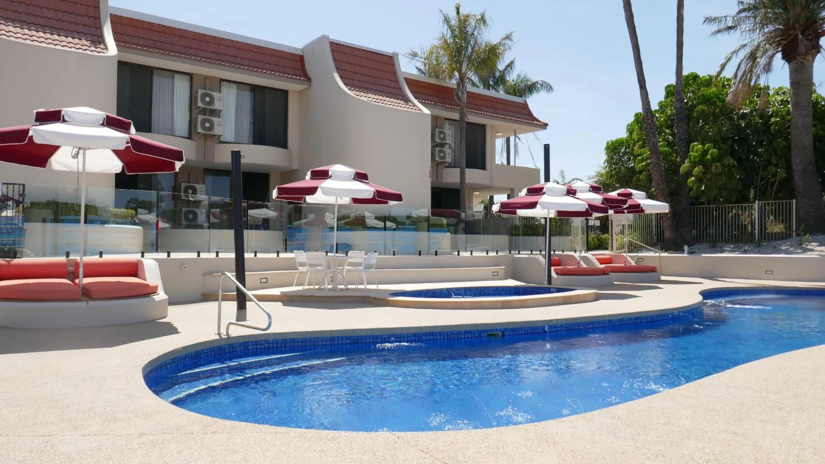 Swimming pool in Lake Mulwala Boatel