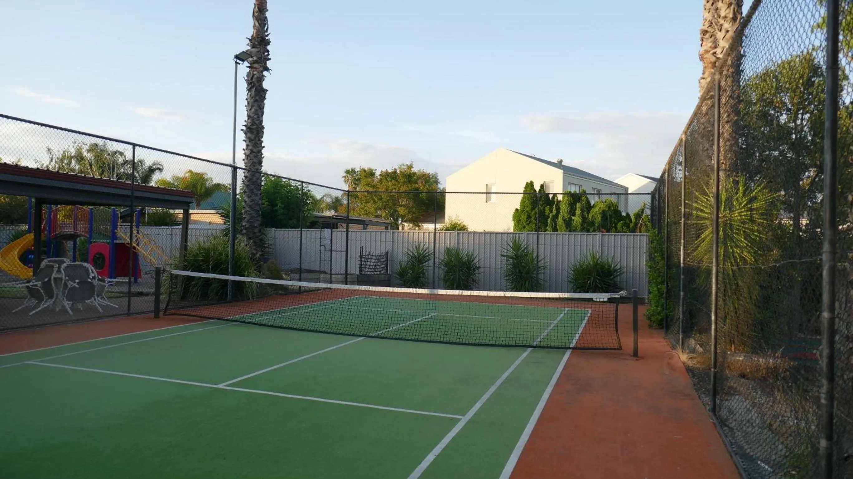 Tennis court in Lake Mulwala Boatel
