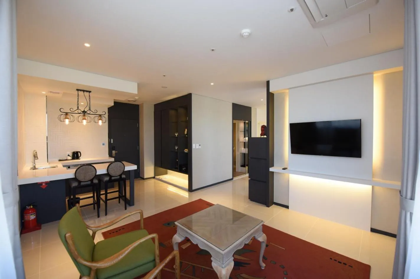 Communal lounge/ TV room in Geoje Artnouveau Suite Hotel