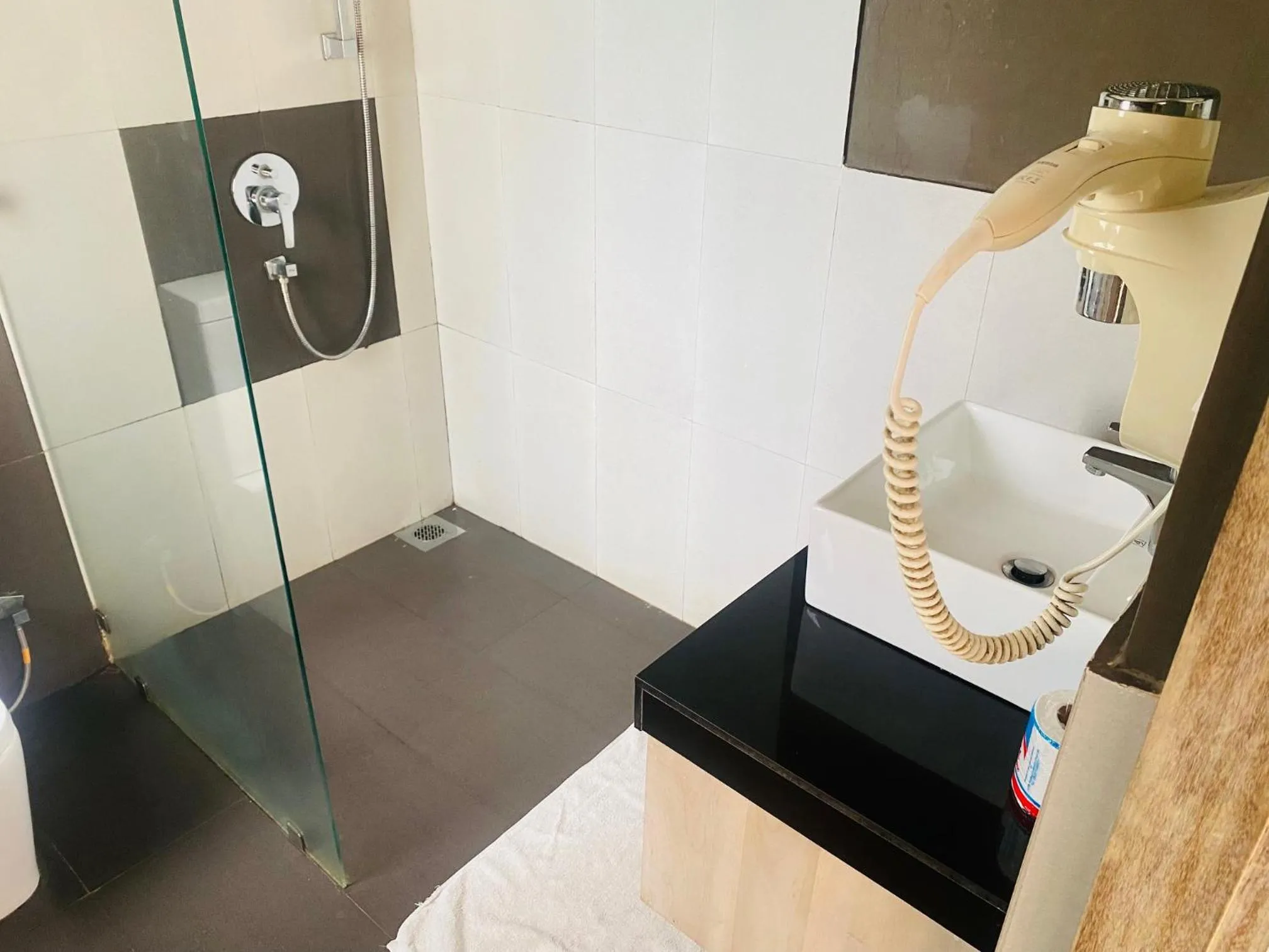 Toilet in Hotel Cloud 9 Negombo