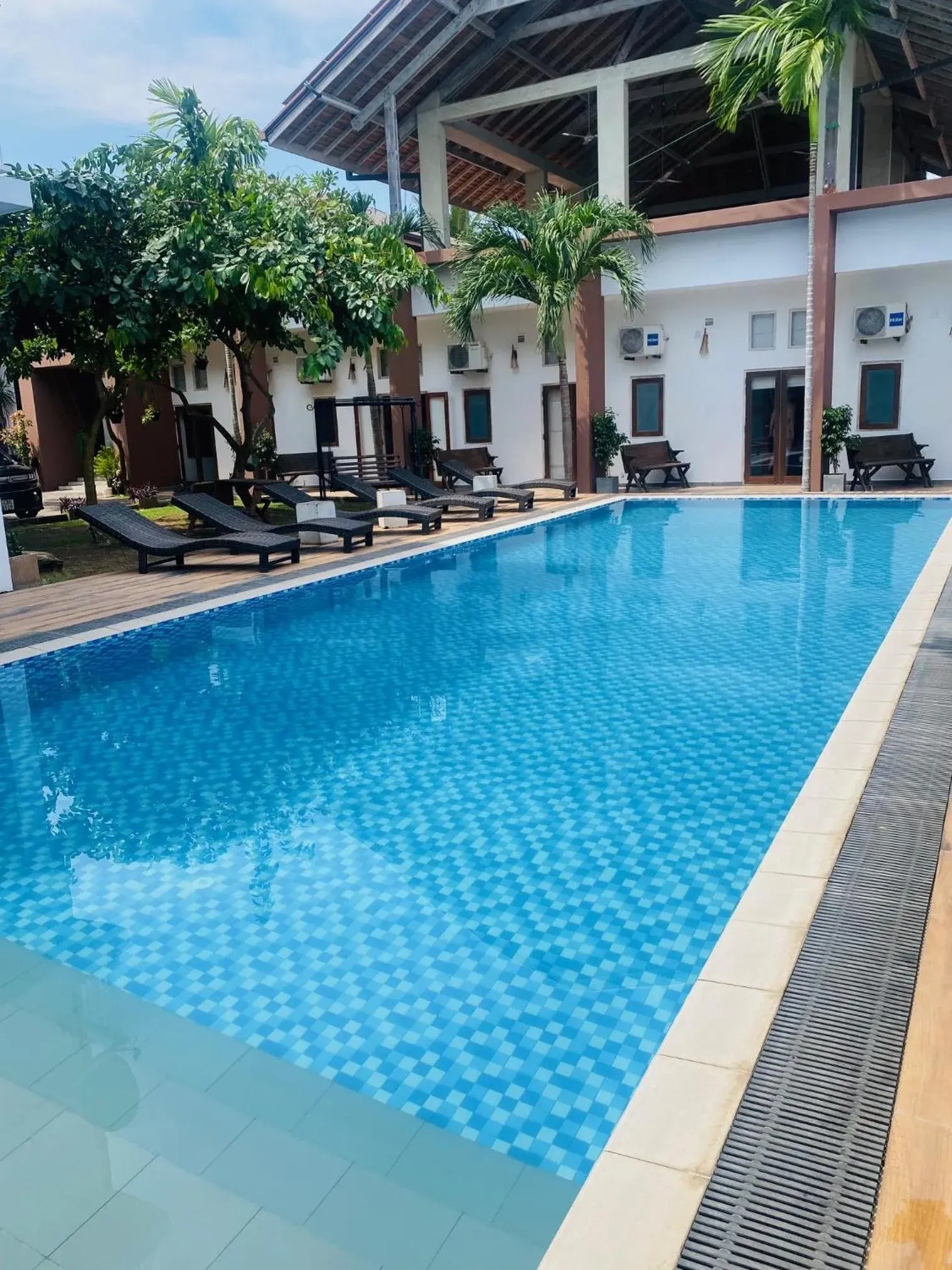 Swimming pool in Hotel Cloud 9 Negombo Swimming pool in Hotel Cloud 9 Negombo