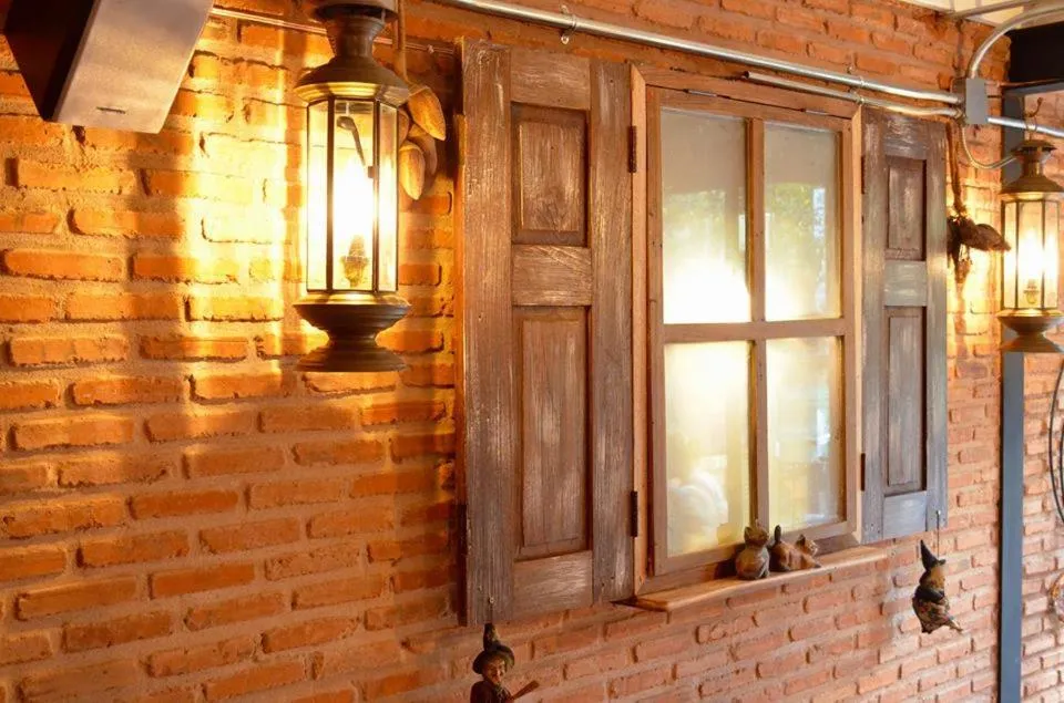 Restaurant/places to eat in Otium Boutique Room