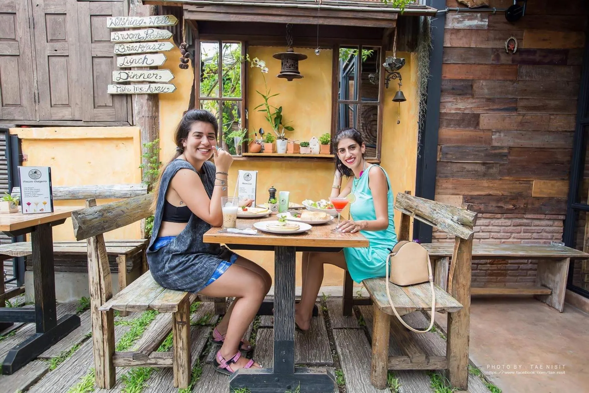 Restaurant/places to eat in Otium Boutique Room