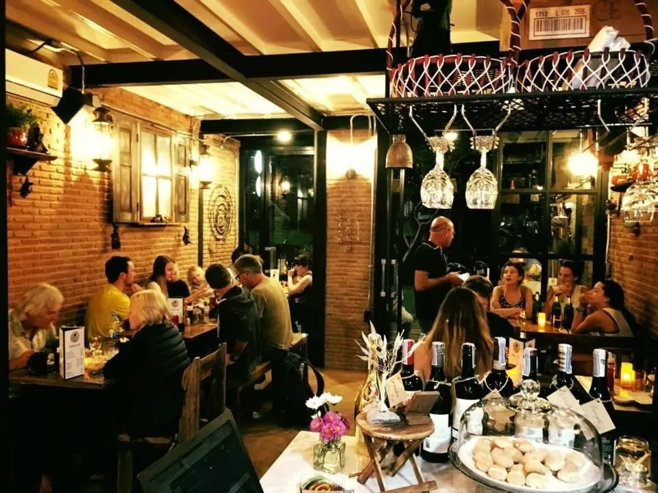 Restaurant/places to eat in Otium Boutique Room