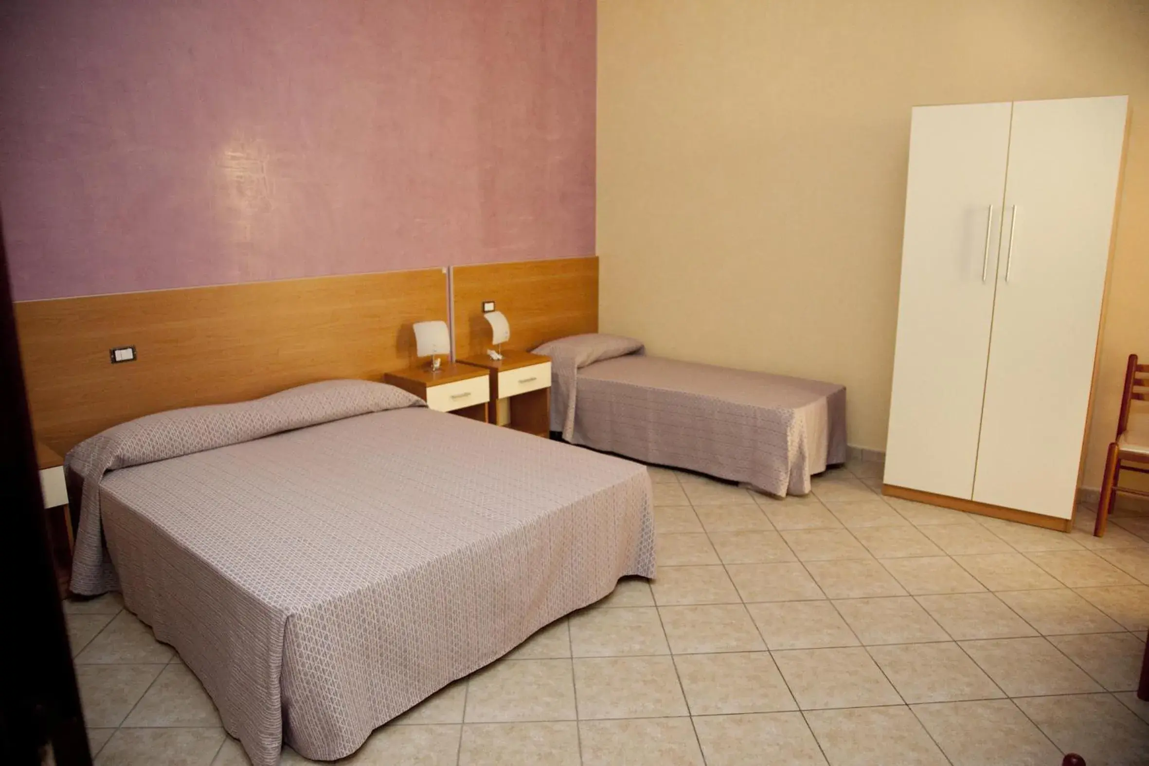 Triple Room with Private Bathroom - single occupancy in il portico dei normanni Triple Room with Private Bathroom - single occupancy in il portico dei normanni