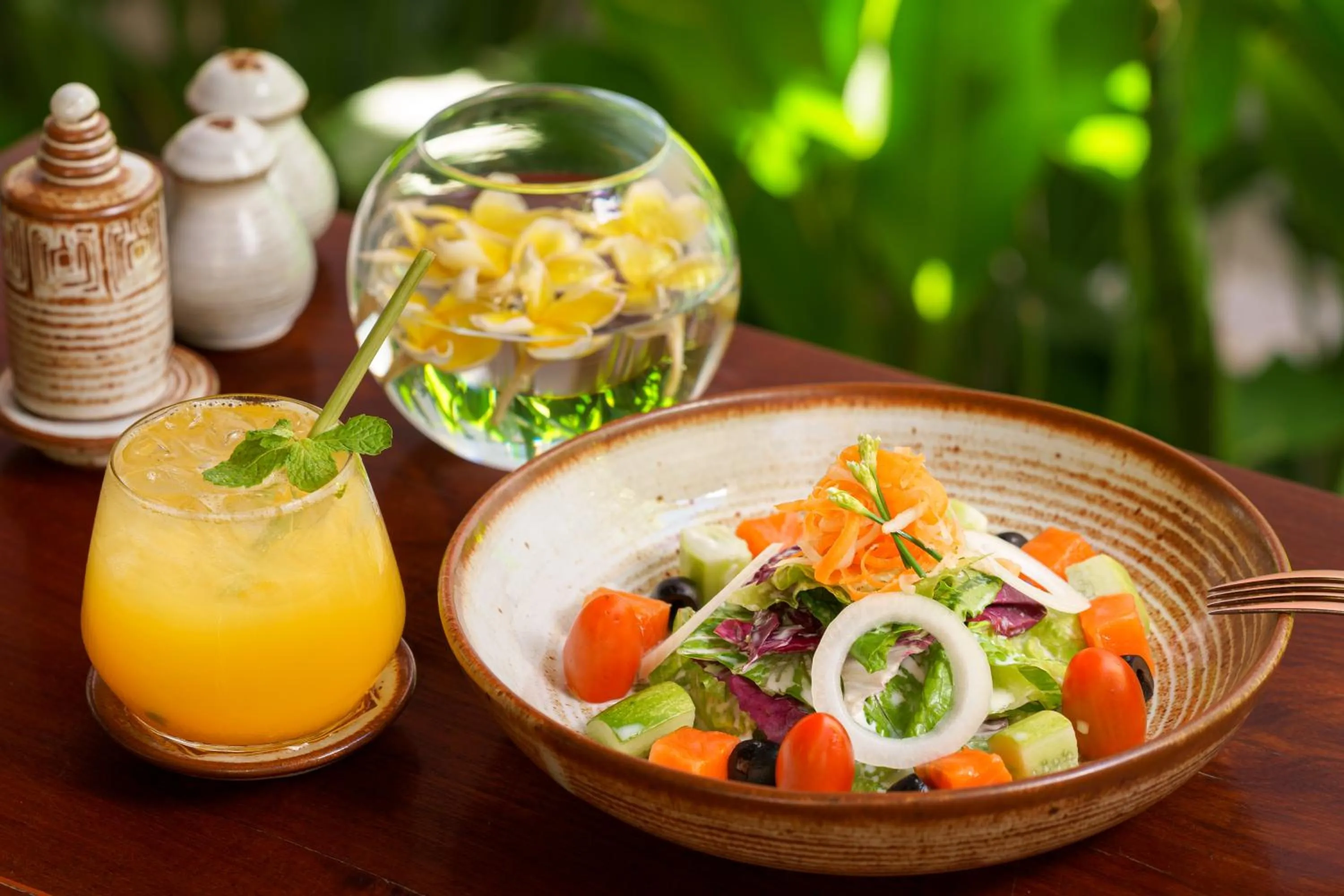 Food and drinks in Shintana Saya Residence