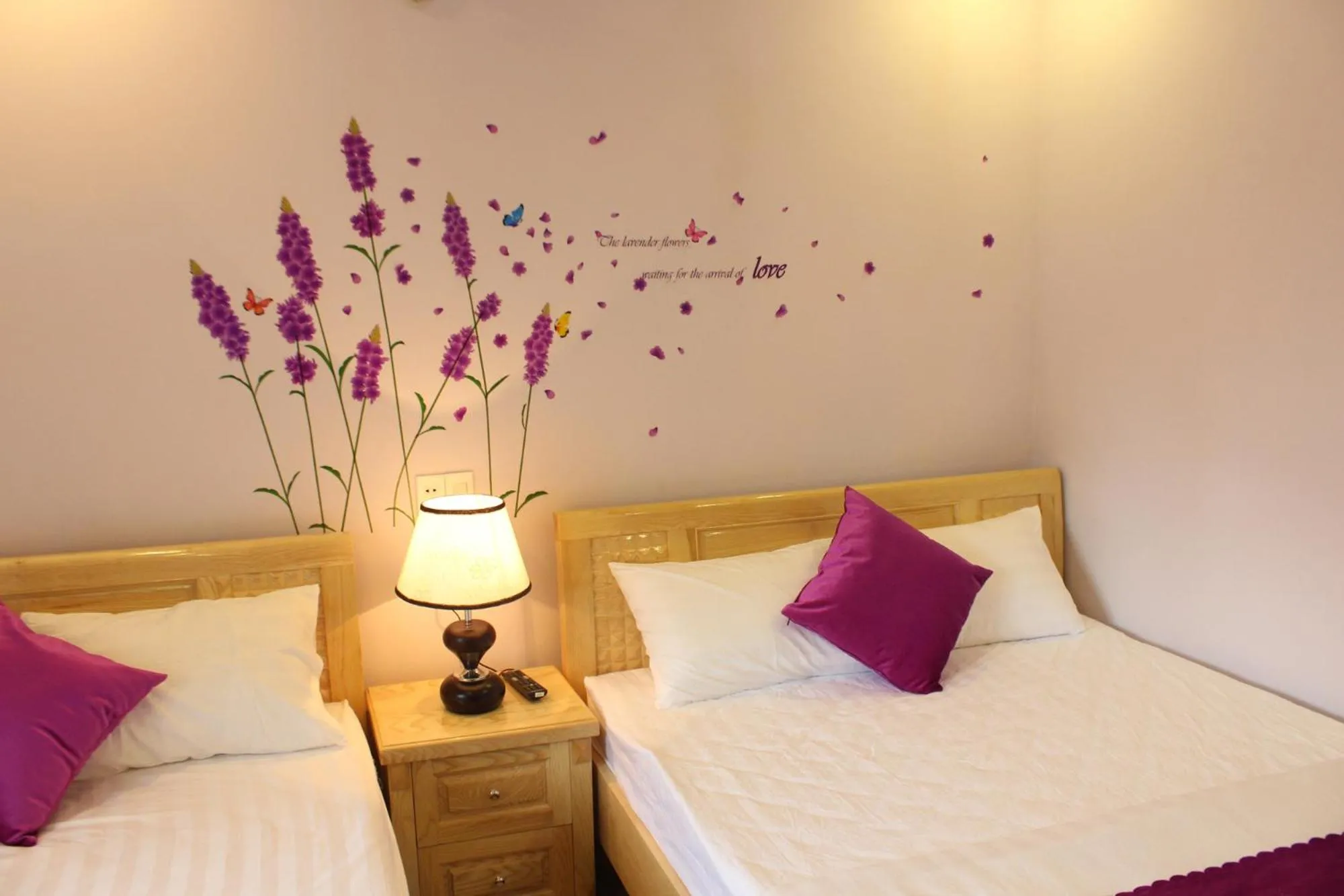 Decorative detail, Bed in Lavender Tim