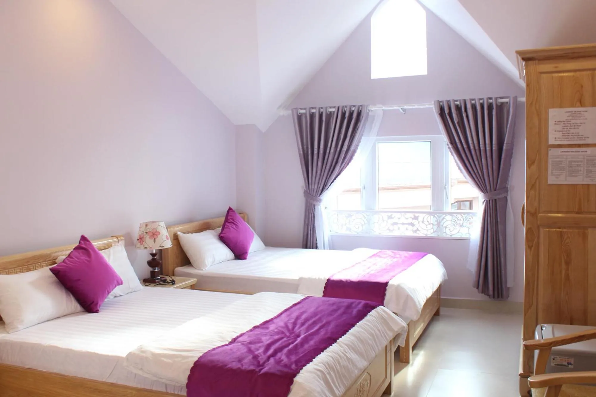 Photo of the whole room, Bed in Lavender Tim