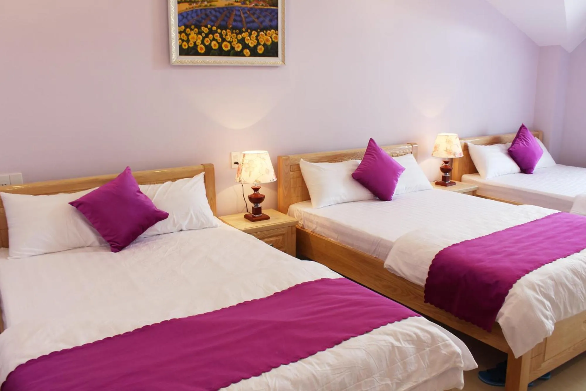 Photo of the whole room, Bed in Lavender Tim