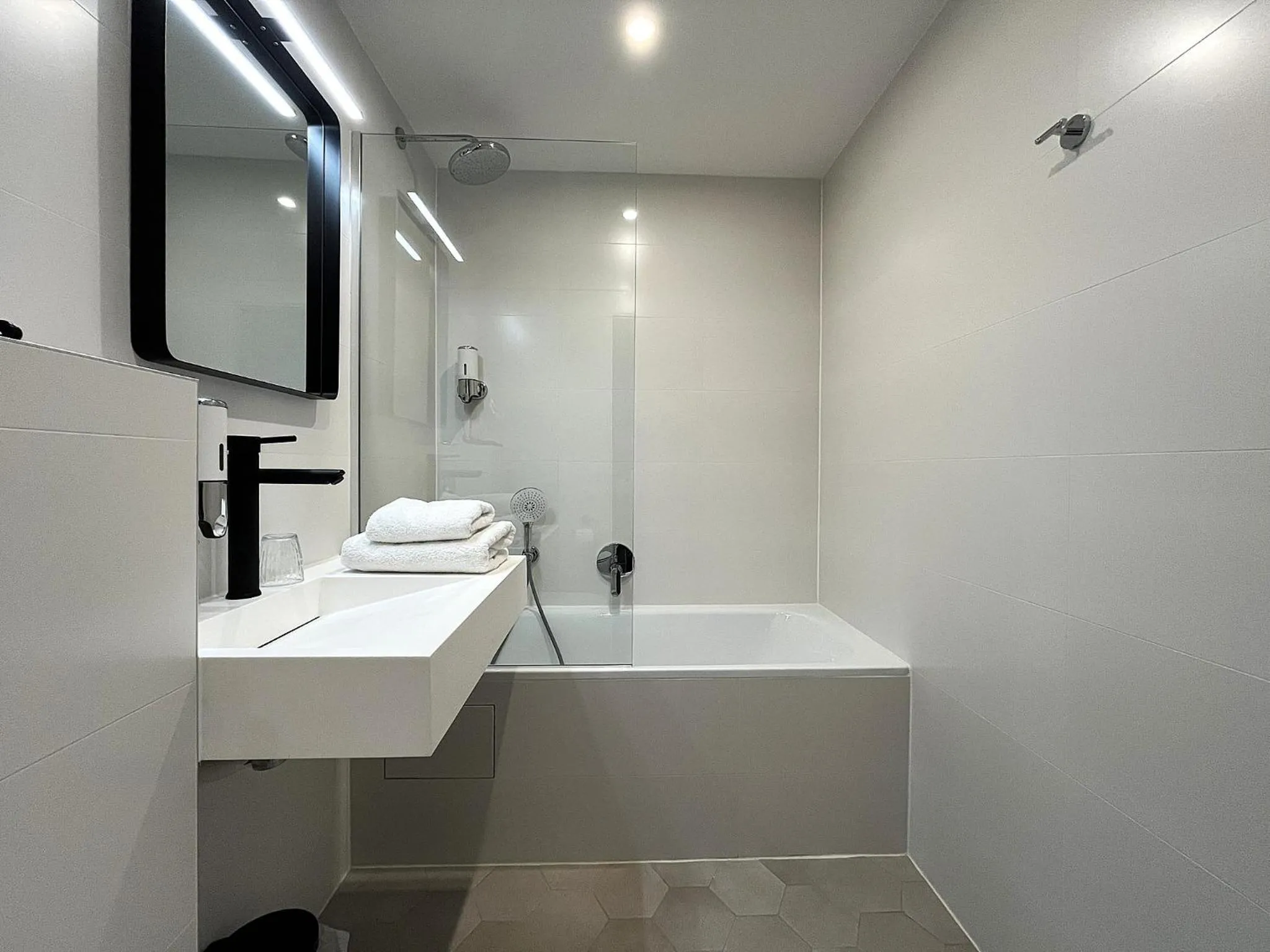 Toilet in Paris Saint Cloud Hôtel