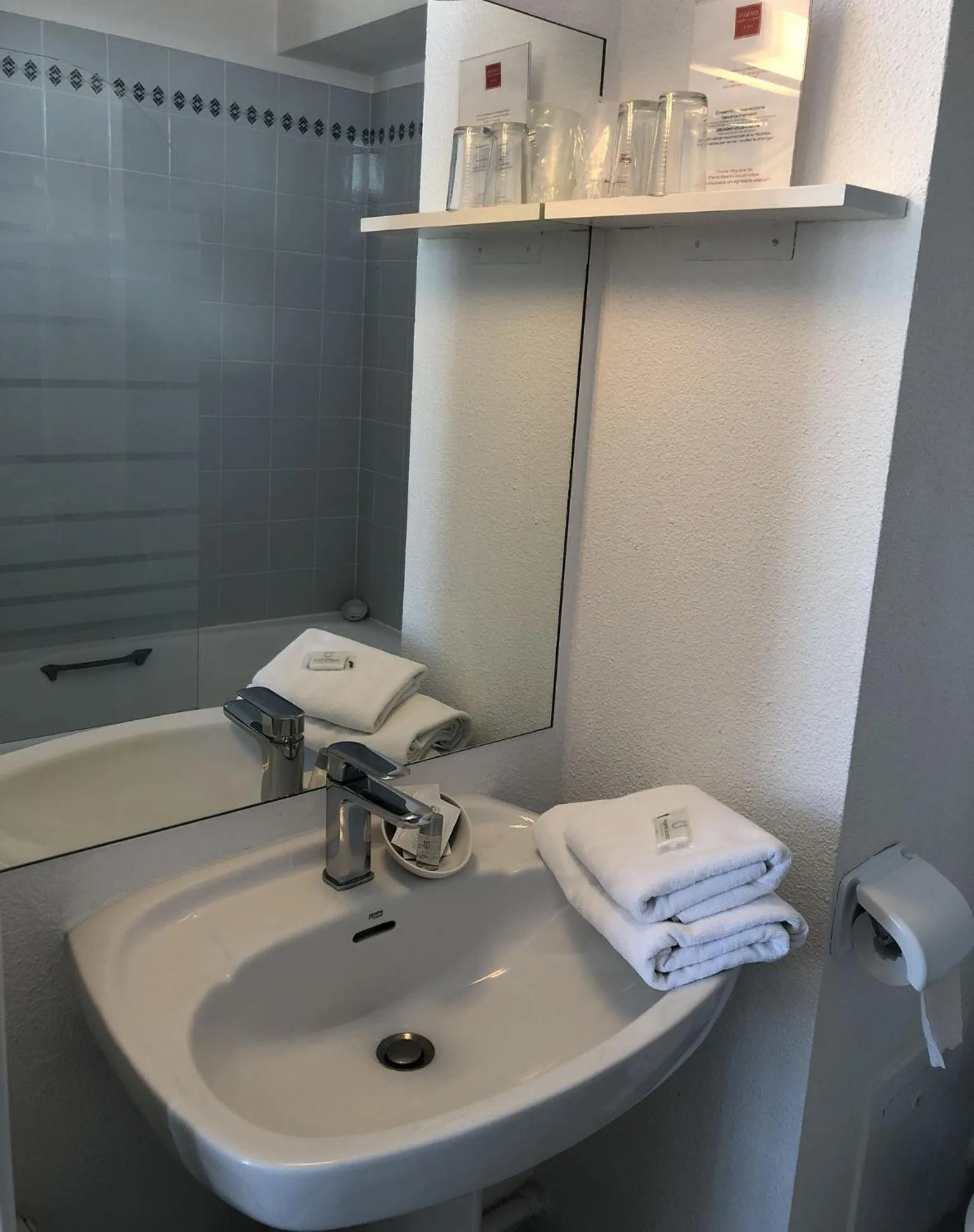 Bathroom in Paris Saint Cloud Hôtel