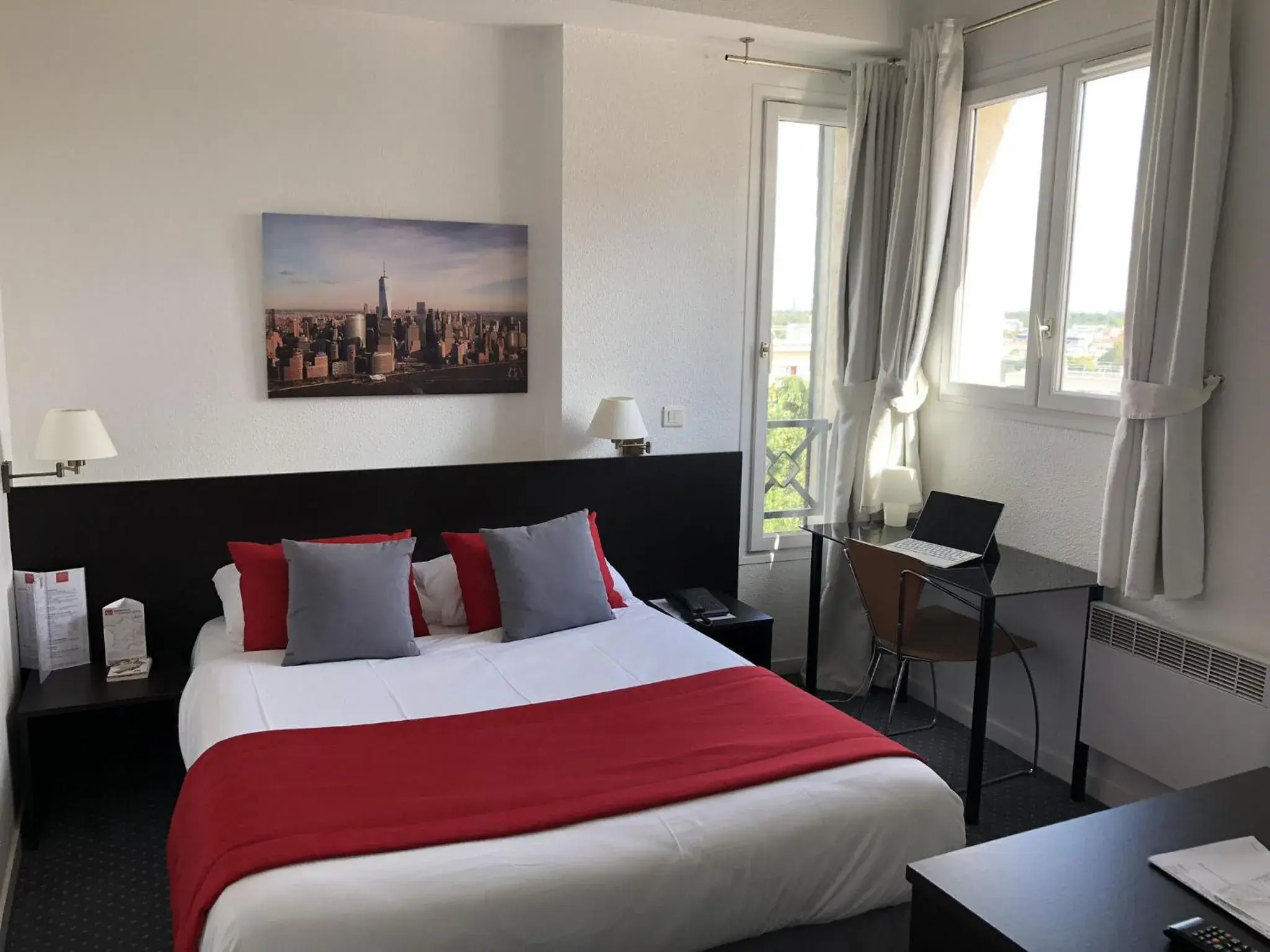 Double or Twin Room in Paris Saint Cloud Hôtel Double or Twin Room in Paris Saint Cloud Hôtel
