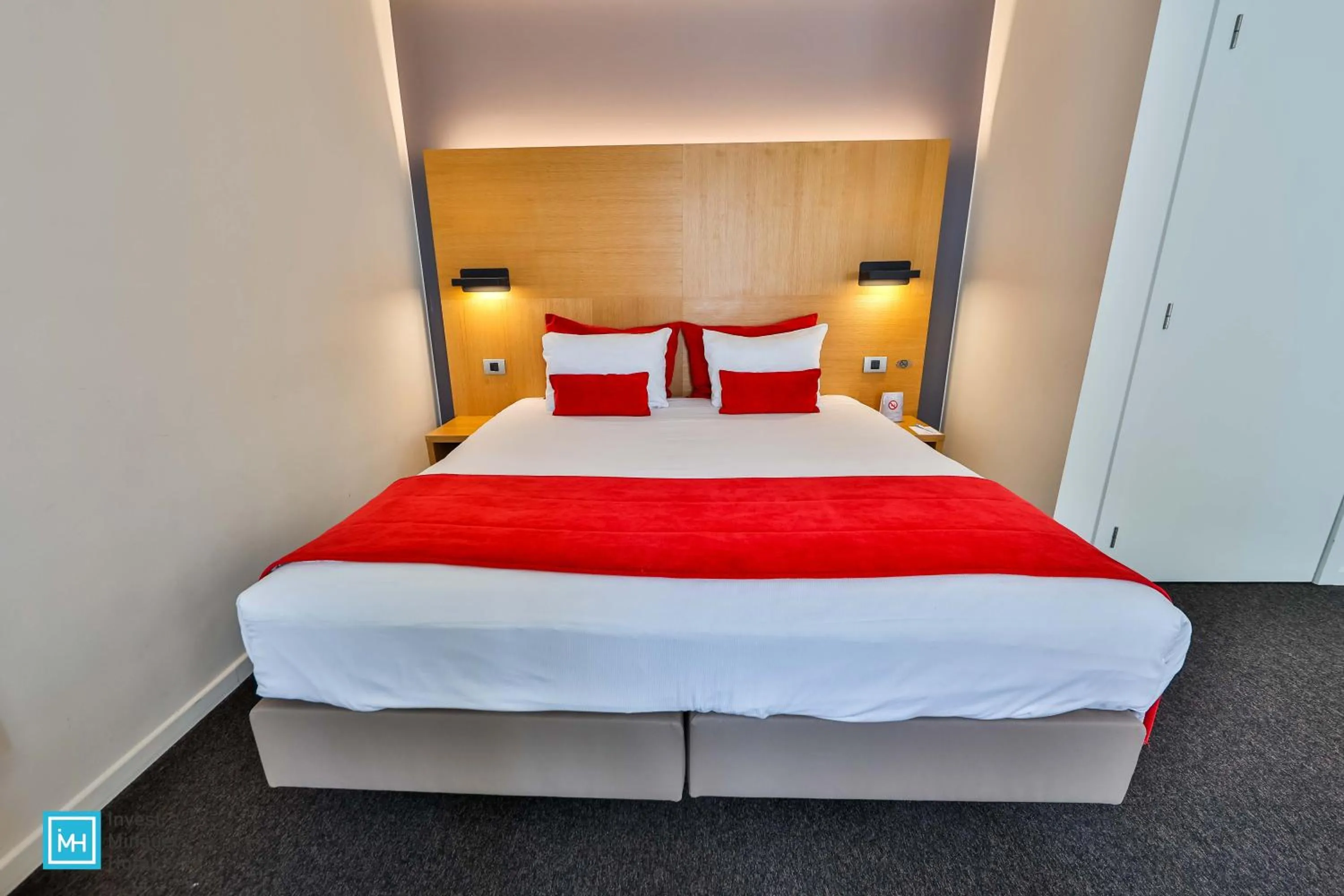 Bedroom, Bed in Hotel De La Couronne Liege