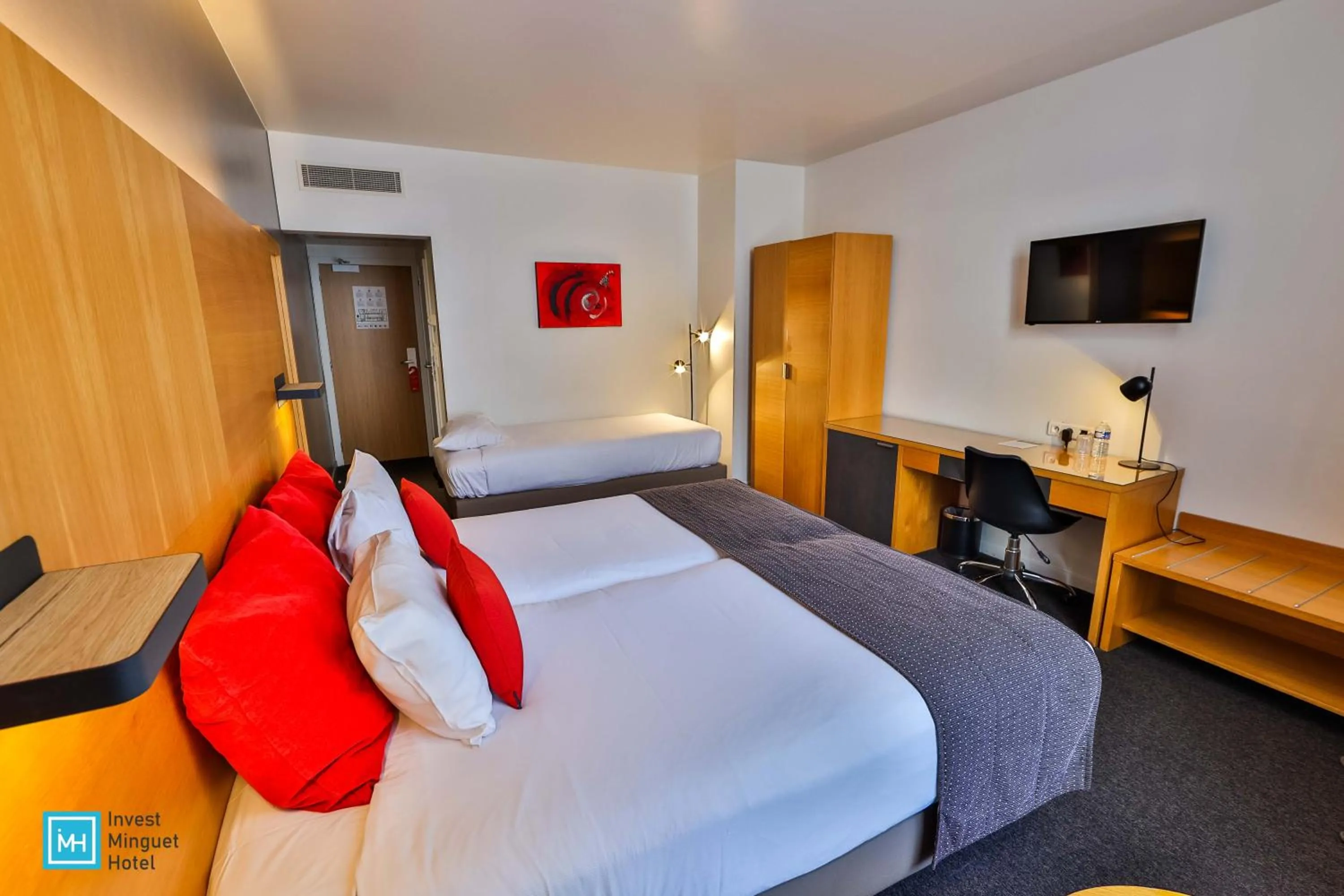 Bedroom, Bed in Hotel De La Couronne Liege