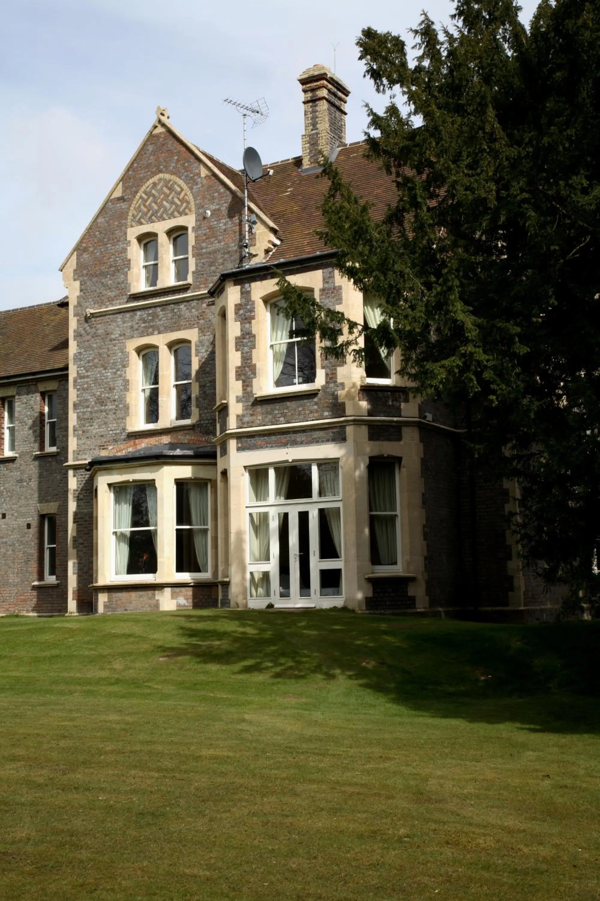 Basingstoke Apartments - Sherborne House, City Centre Victorian Apartments