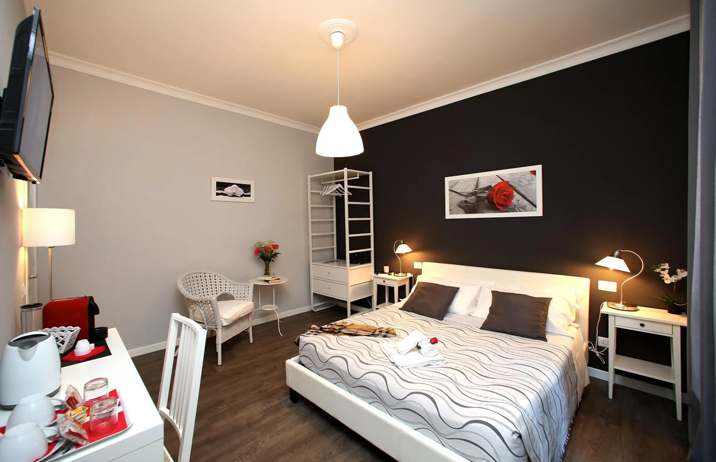 Photo of the whole room, Bed in A 2 Passi Dai Musei Luxury Guest House