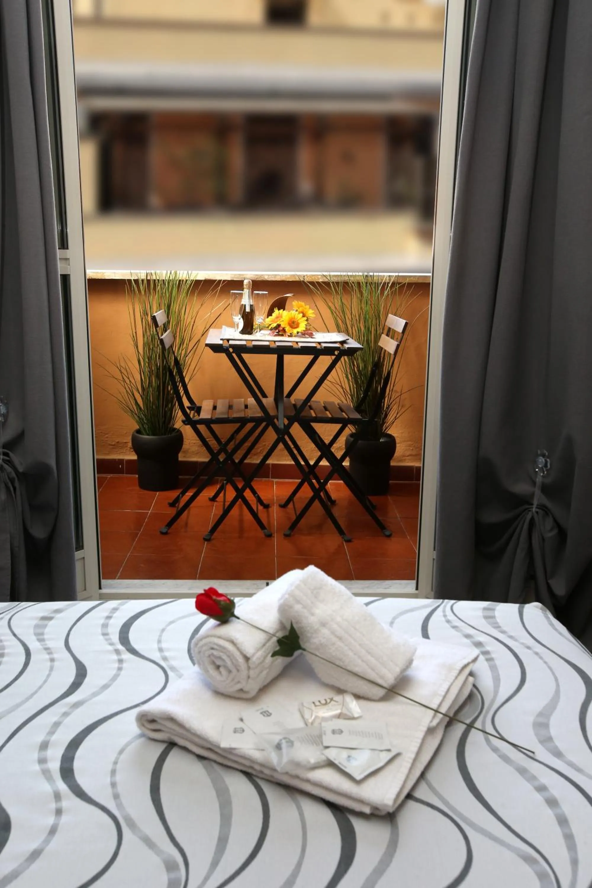 Balcony/Terrace, Bed in A 2 Passi Dai Musei Luxury Guest House