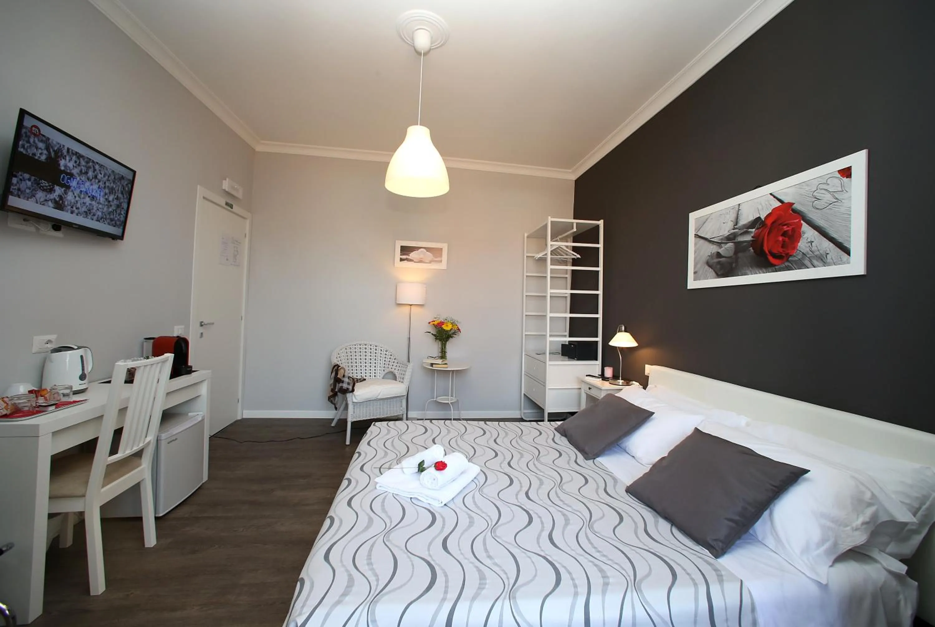 Photo of the whole room, Bed in A 2 Passi Dai Musei Luxury Guest House