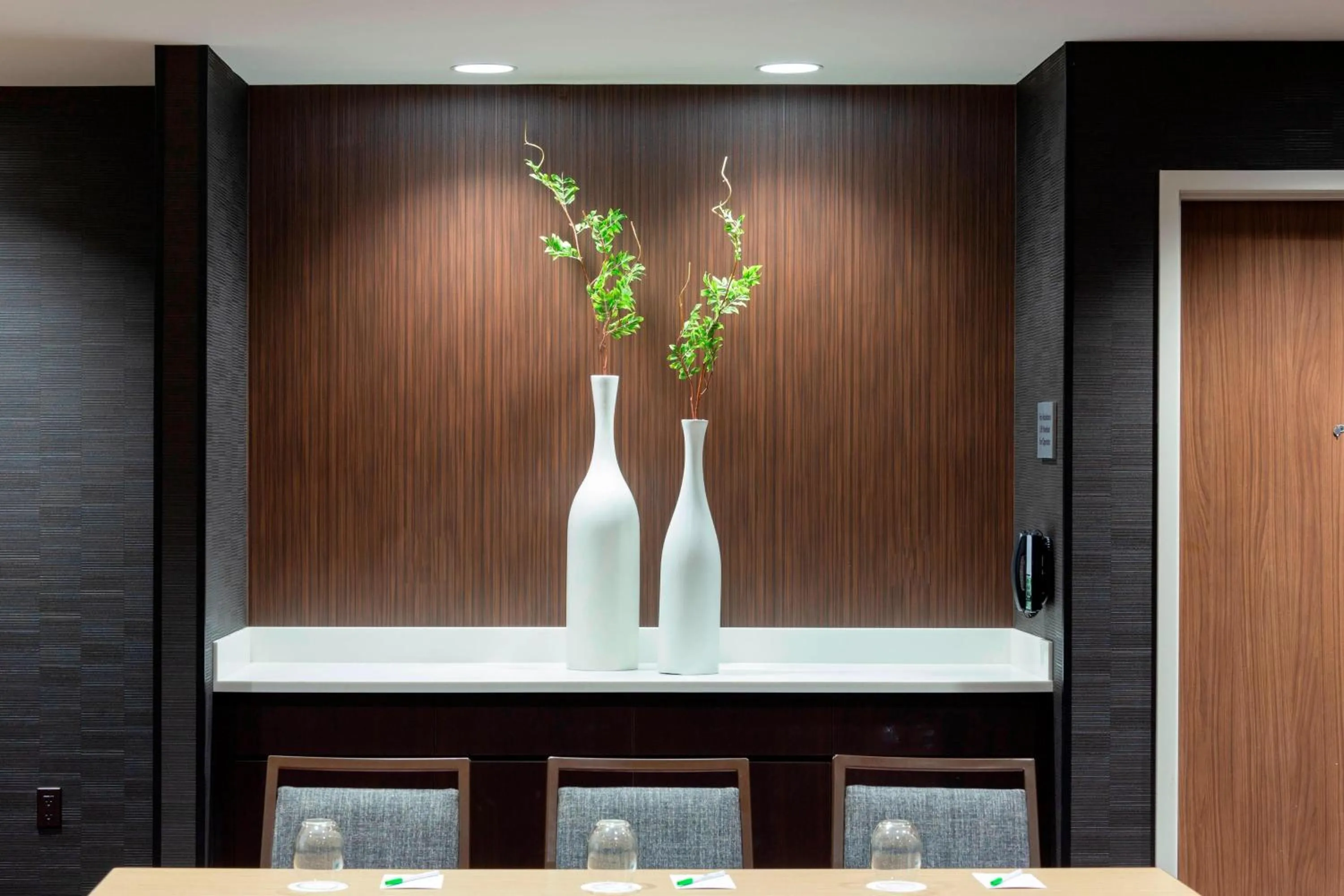 Meeting/conference room in Courtyard by Marriott New York Queens/Fresh Meadows