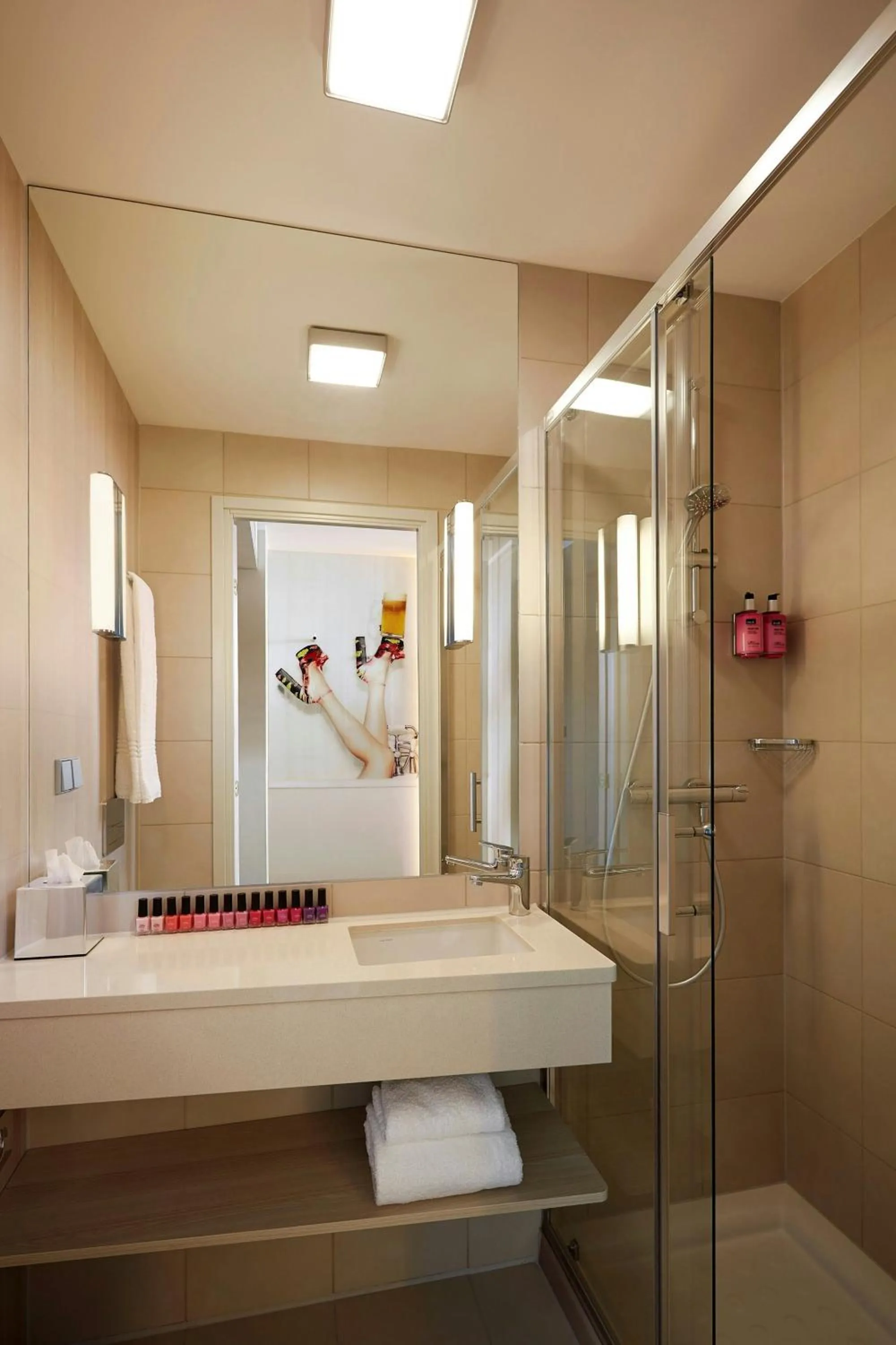 Bathroom in Moxy Frankfurt Airport