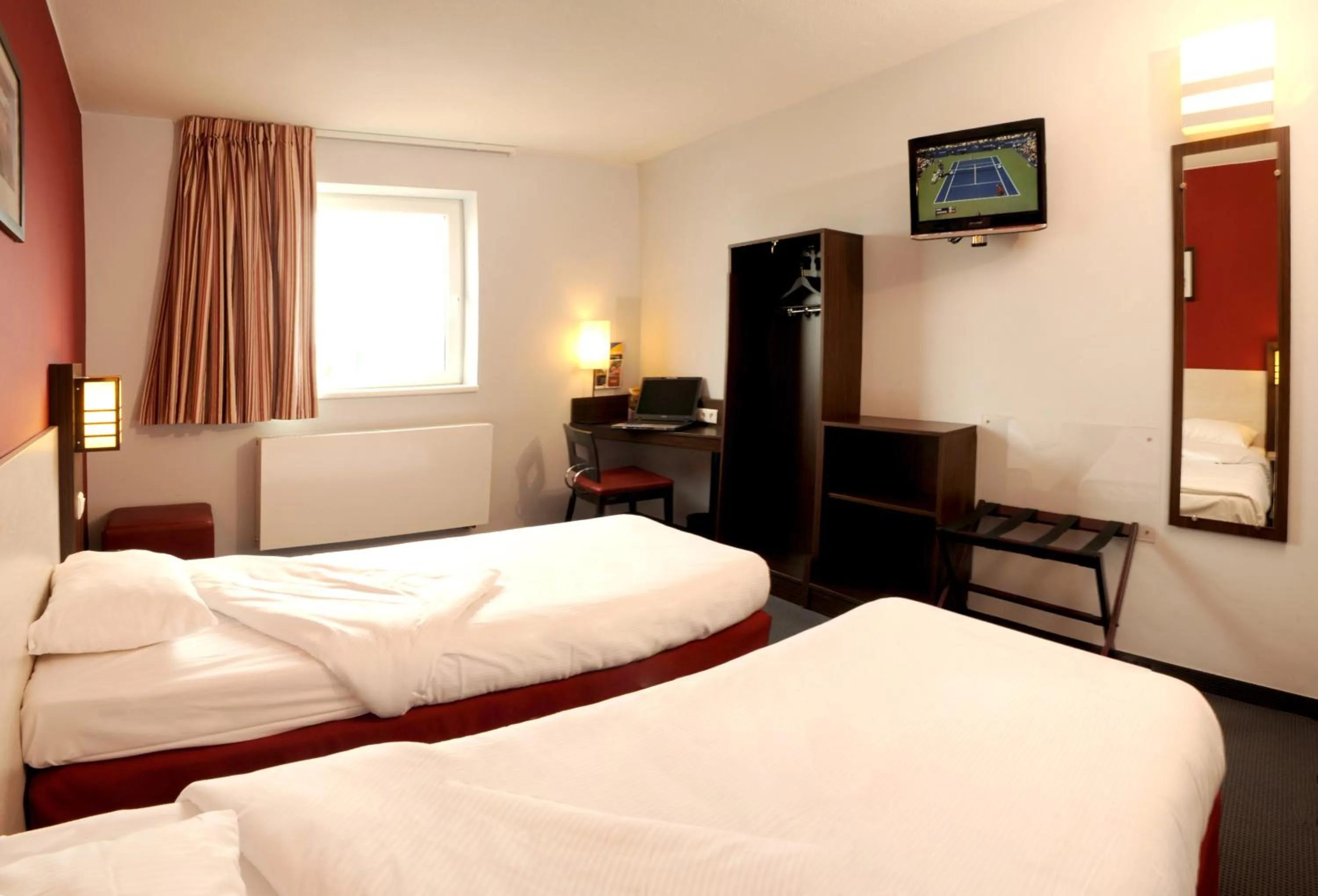 Photo of the whole room, Bed in DC Hotel Charleroi Airport
