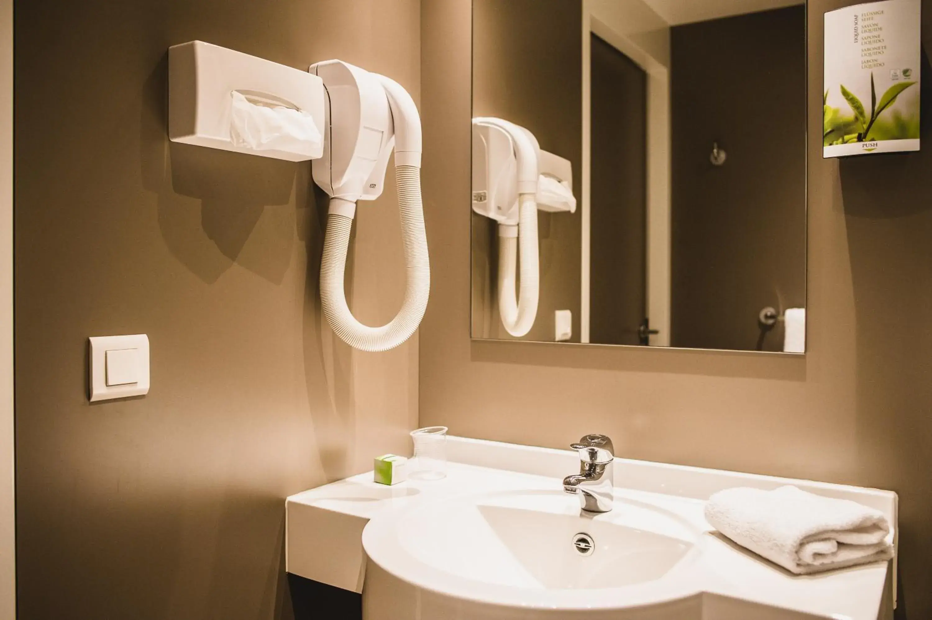 Twin Room in DC Hotel Charleroi Airport Twin Room in DC Hotel Charleroi Airport