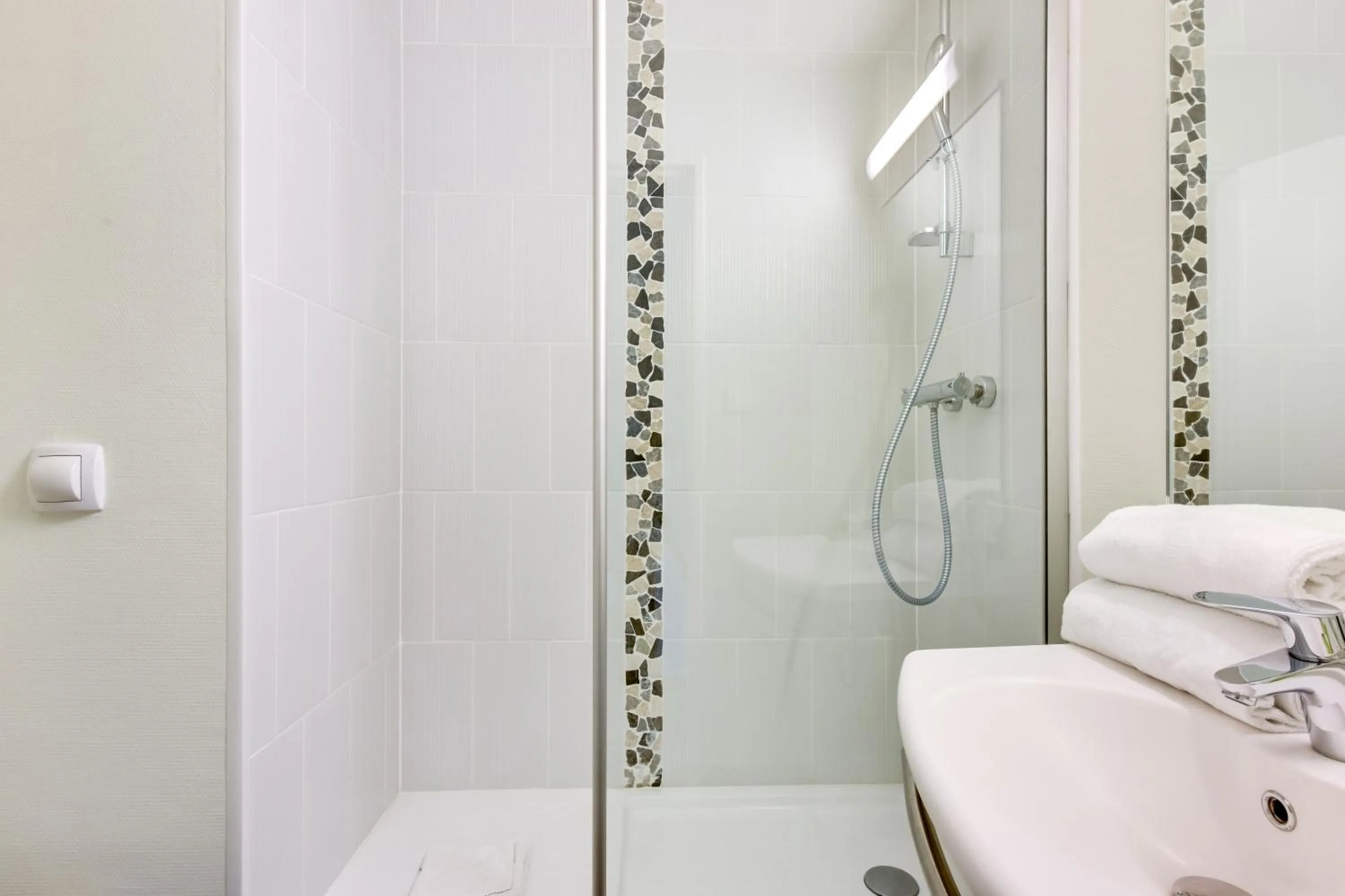 Shower in Ibis Styles Bobigny Centre Préfecture