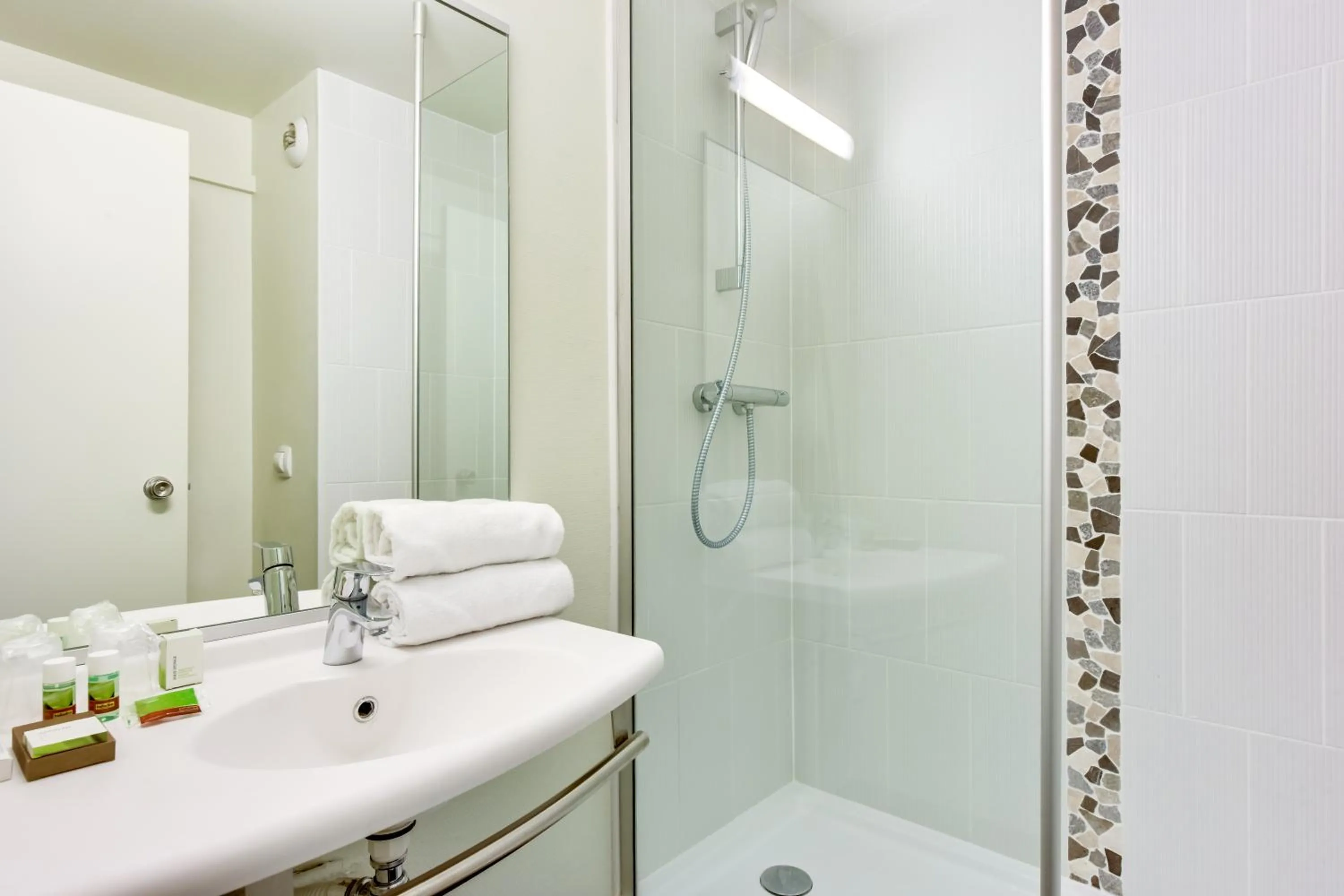 Shower in Ibis Styles Bobigny Centre Préfecture