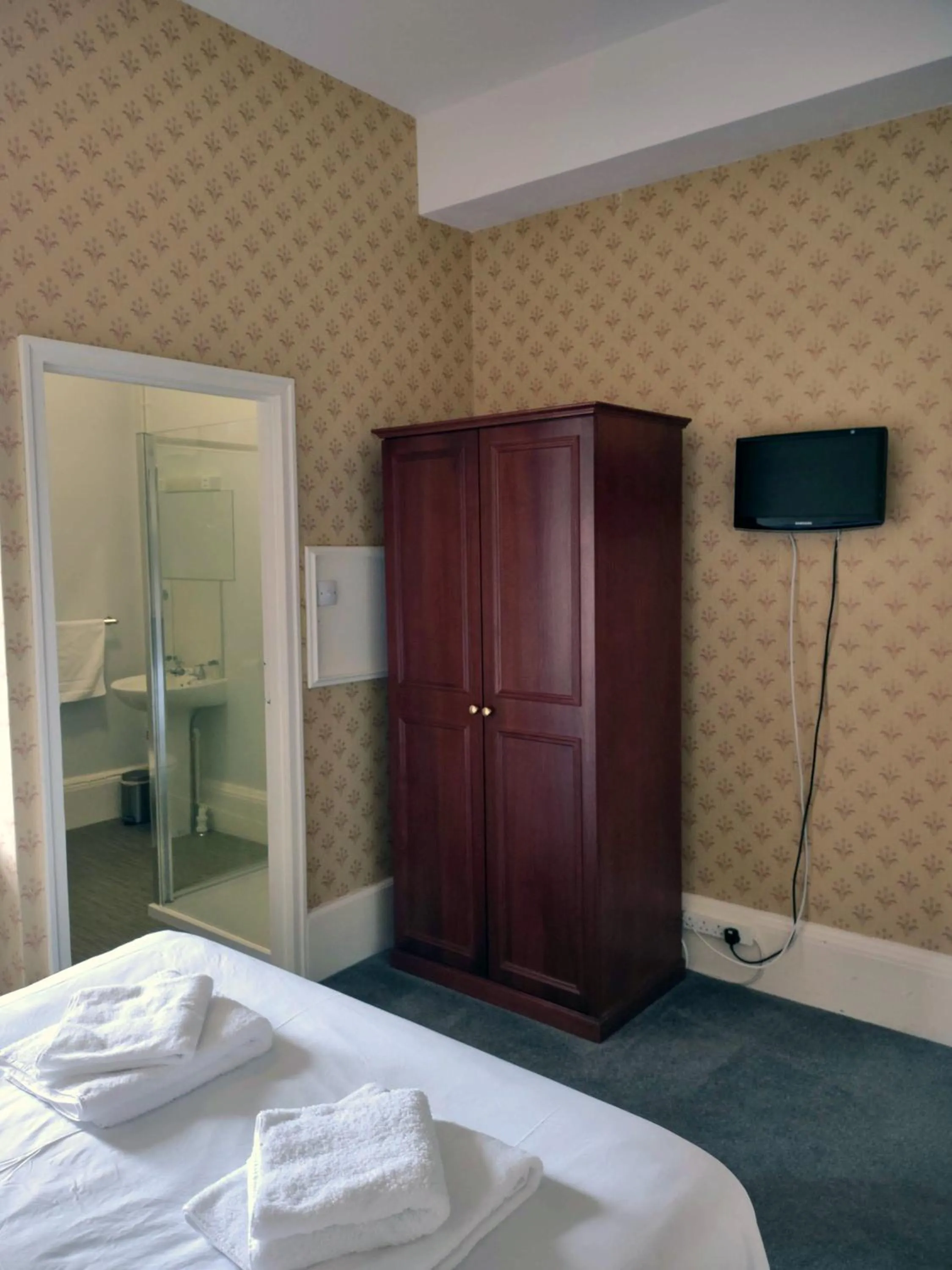 wardrobe, Bed in The Stromness Hotel