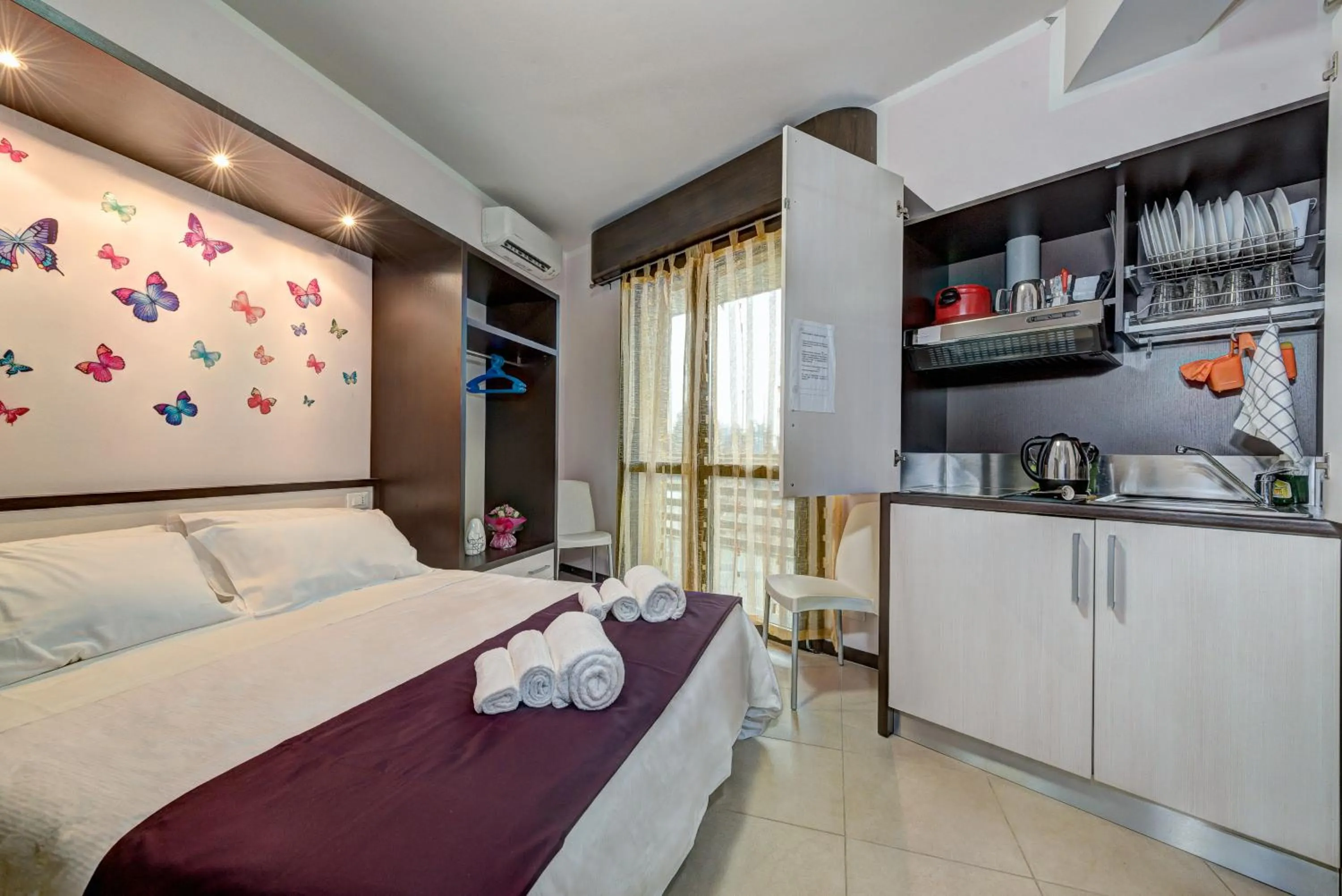 Kitchen or kitchenette, Bed in AppartaHotel