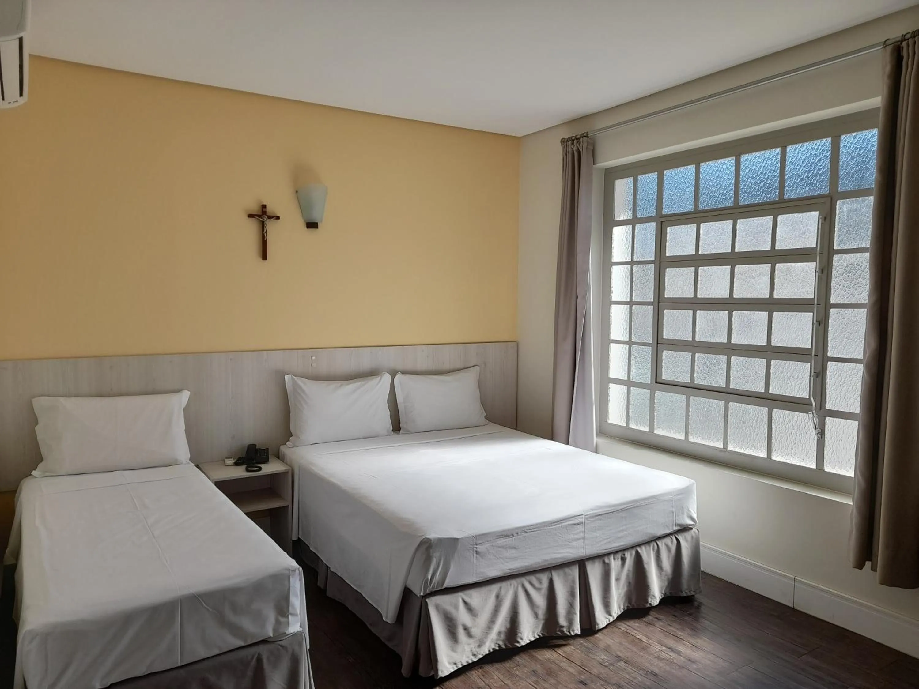 Photo of the whole room, Bed in CEIC Pousada e Eventos