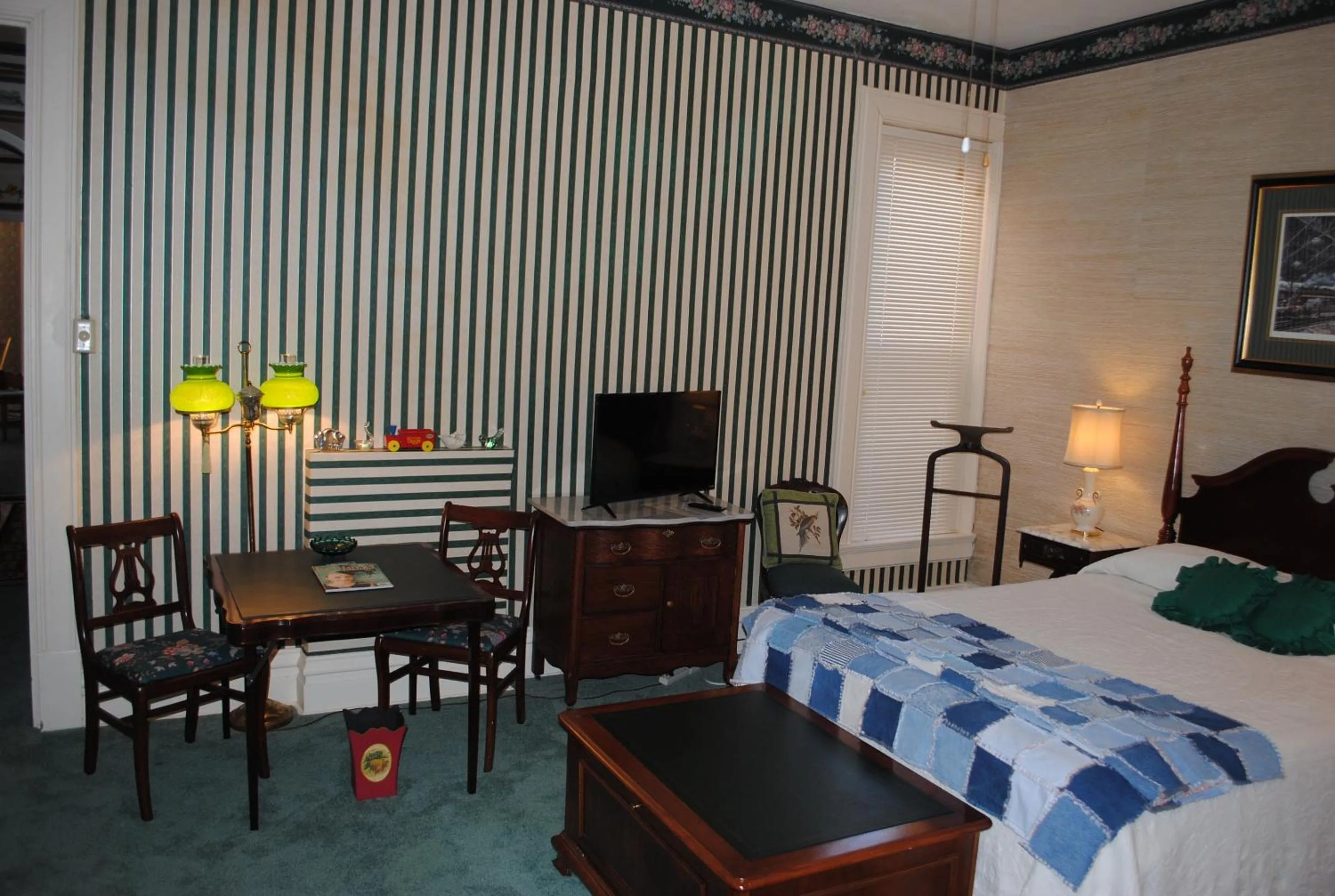 Seating area, Bed in L&N Bed and Breakfast Ltd